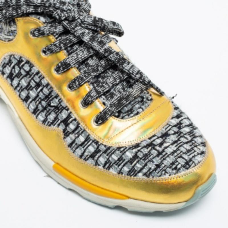 Estas zapatillas Chanel de caña baja están confeccionadas en piel y tweed, y combinarán sin esfuerzo con la mayoría de tus conjuntos informales. Tienen cordones, cómodas plantillas de cuero y duraderas suelas de goma.