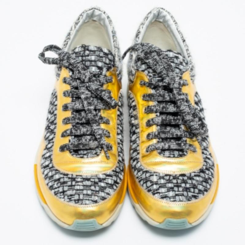 Chanel Zapatillas bajas CC de piel y tweed oro/gris talla 41 Beige en venta