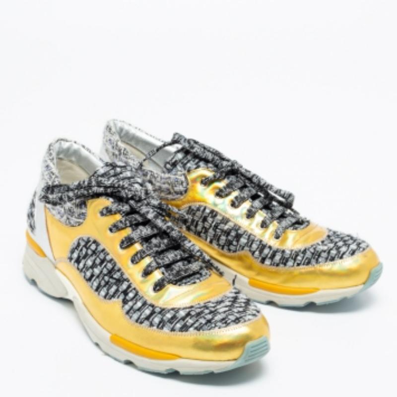 Chanel Zapatillas bajas CC de piel y tweed oro/gris talla 41 en Bueno estado para la venta en Dubai, Al Qouz 2