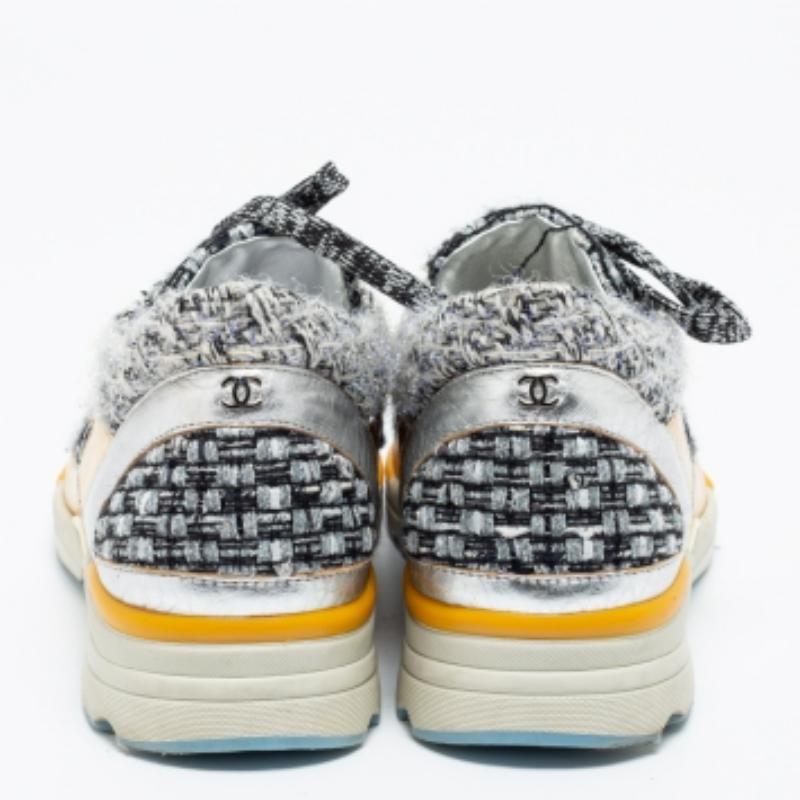 Chanel Zapatillas bajas CC de piel y tweed oro/gris talla 41 en venta 3