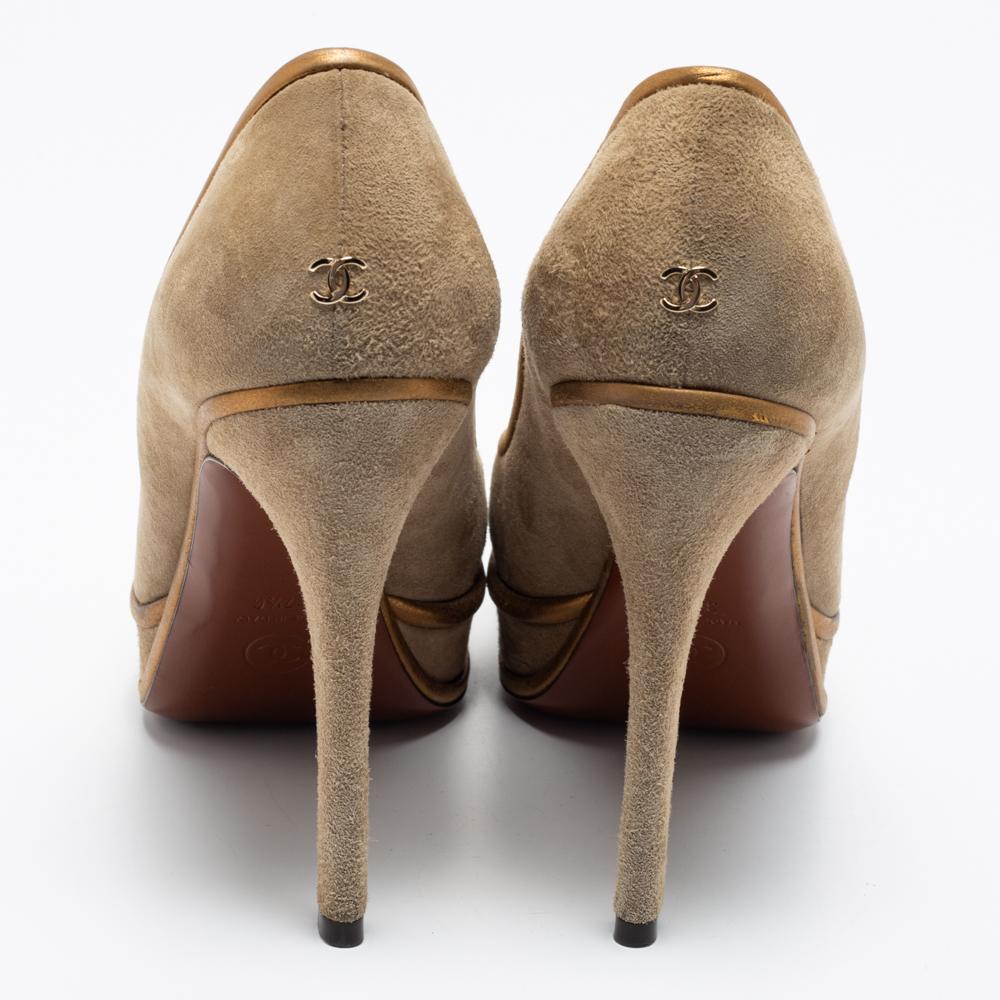 Brown Chanel Gold/Grey Suede And Leather Cap Toe Pumps Size 37.5 For Sale