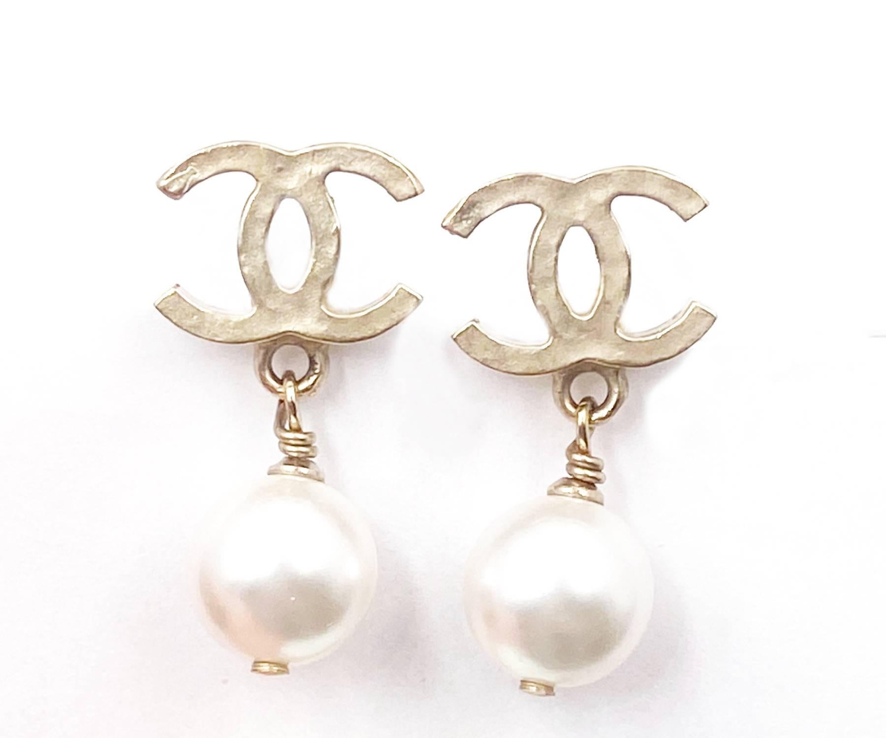 Chanel Gold Hammered CC Pearl Dangle Piercing Earrings

*Marked 07
*Made in Italy
*Comes with the original box

-it is approximately 1.1