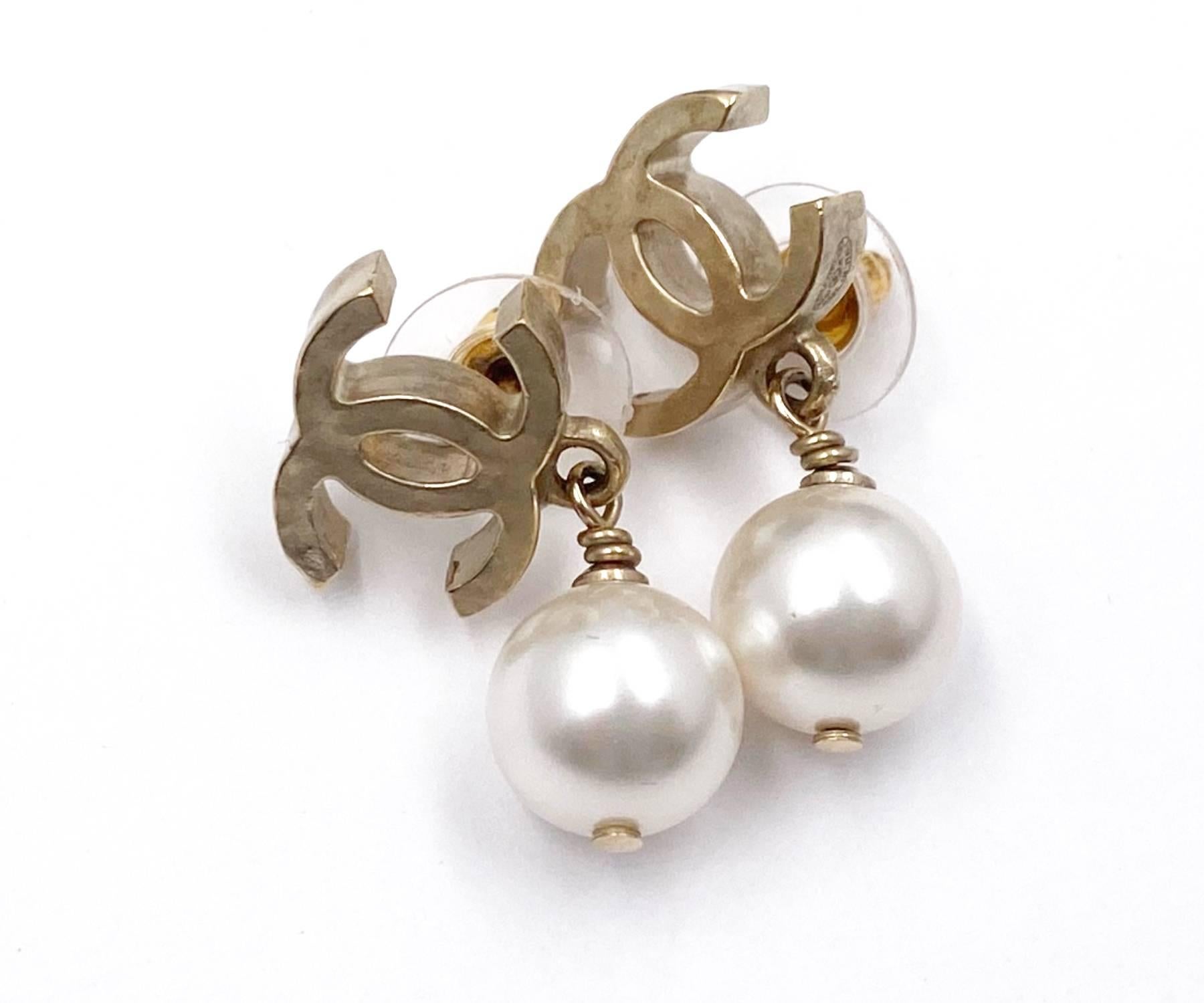 chanel gold pearl drop earrings