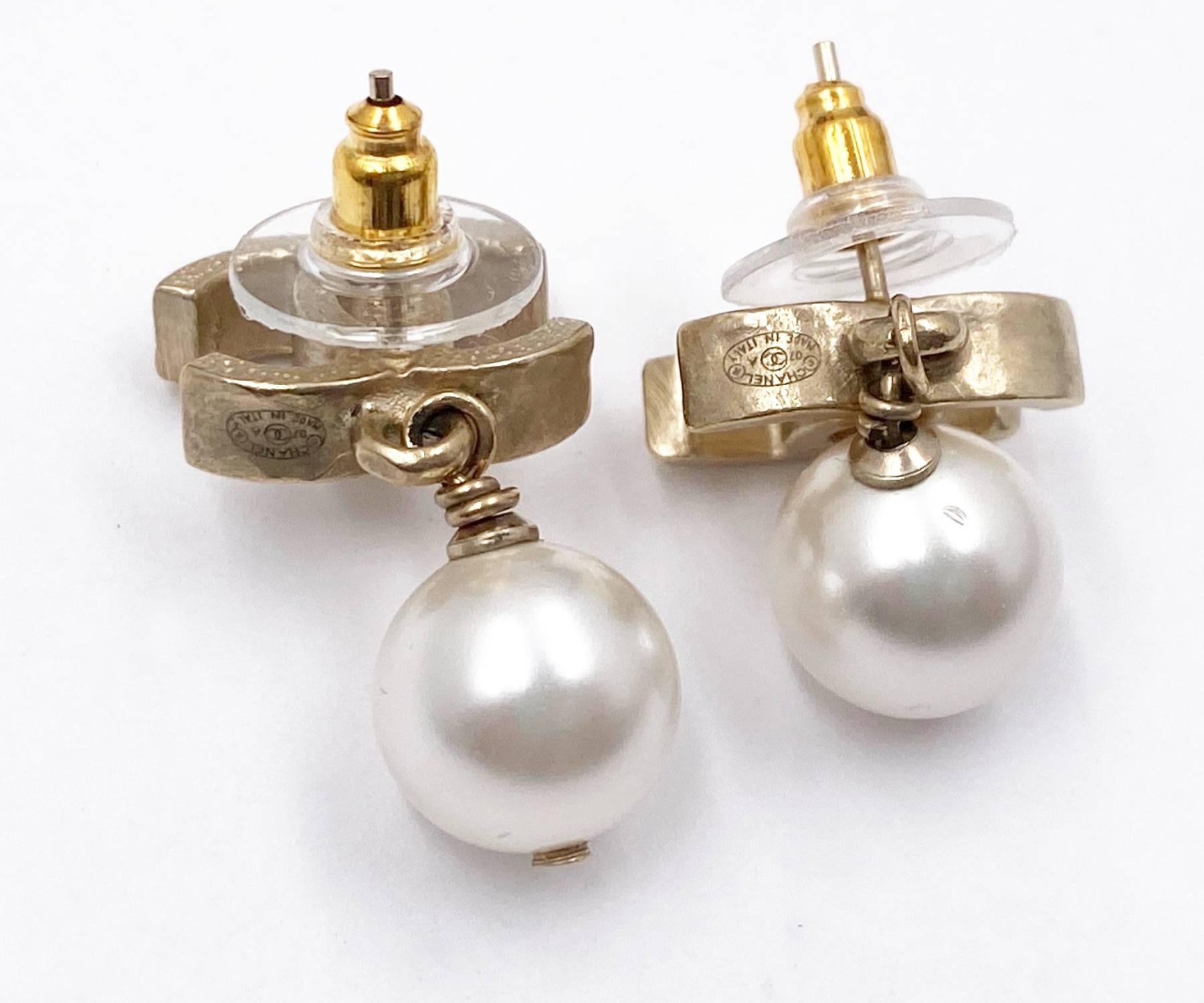 Chanel Gold Hammered CC Pearl Dangle Piercing Earrings   In Excellent Condition In Pasadena, CA