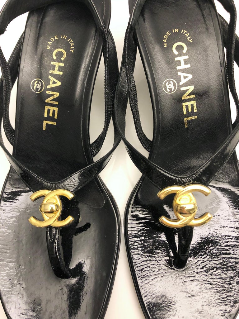 Chanel gold hardware CC black patent leather sandals heels  In Good Condition For Sale In Sheung Wan, HK