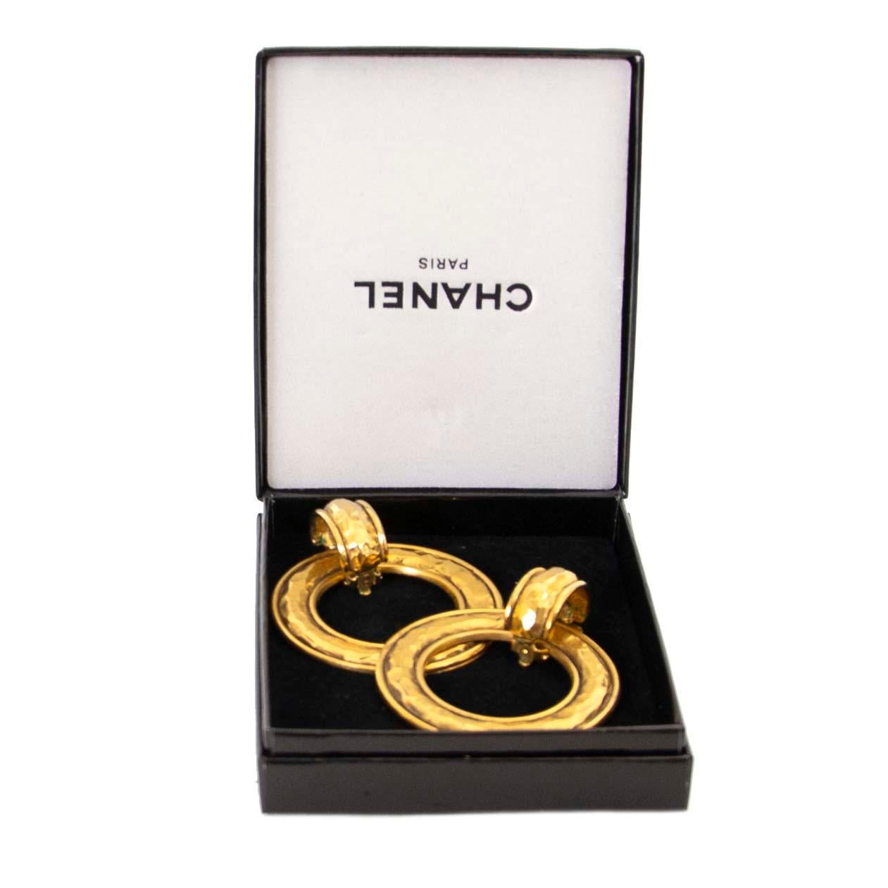 Chanel Gold Hoop Clip-on Earrings im Zustand „Gut“ in Antwerp, BE