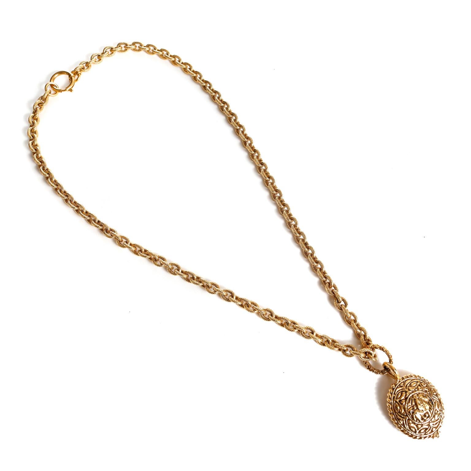 This authentic Chanel Gold Horse and Rider Medallion Necklace is in excellent vintage condition.  Intricately quilted gold tone oval link necklace with large medallion pendant.  Circular engraved pendant depicts a rider and horse with interlocking