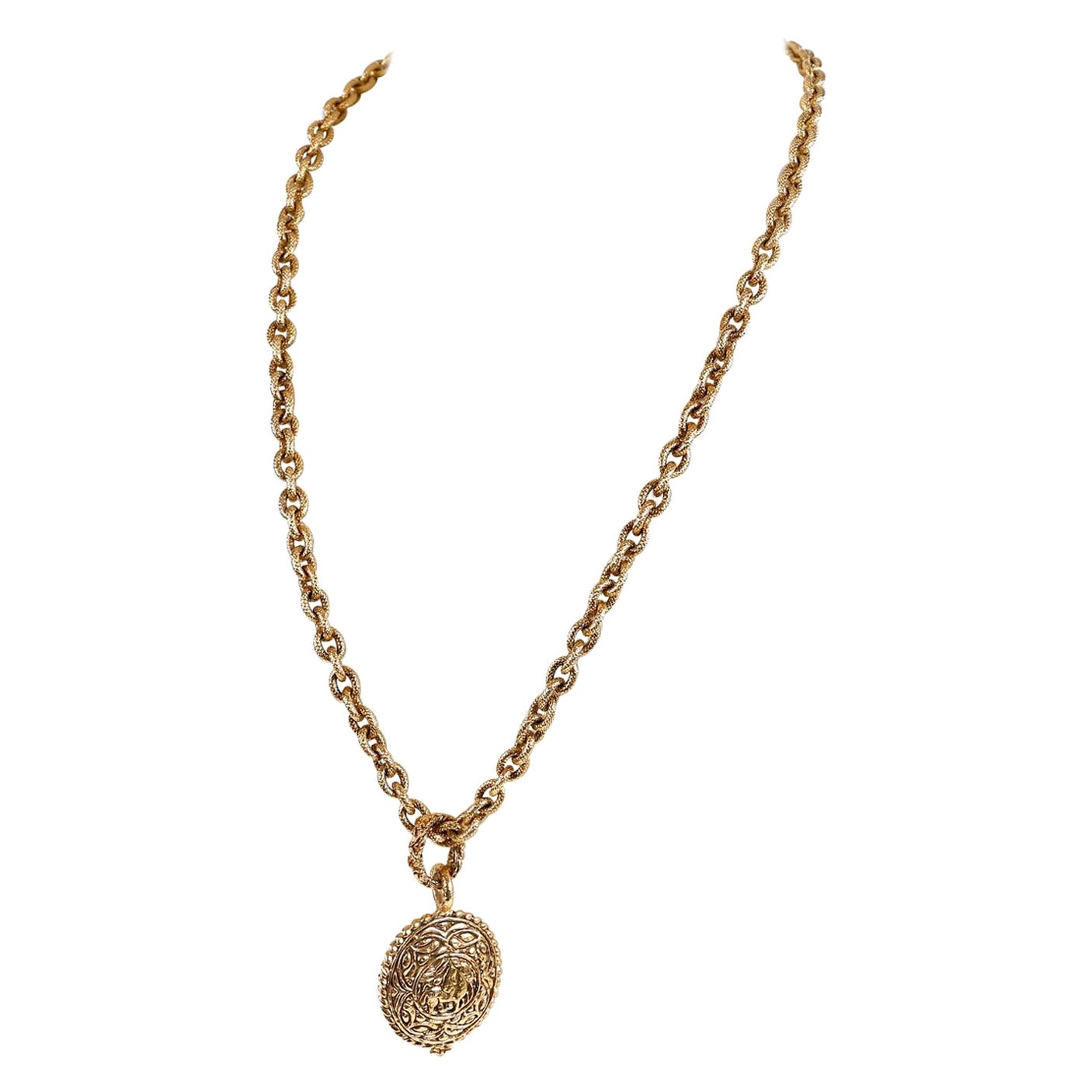 Collana Chanel con medaglione in oro con cavallo e cavaliere in vendita