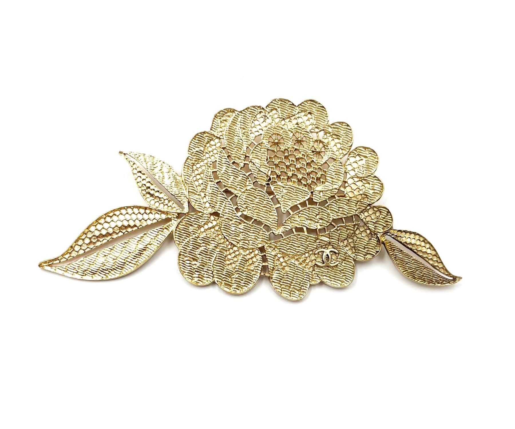 Chanel Gold Lace Flower CC Large Brooch

*Marked 08
*Made in France
*Comes with the original box

-It’s approximately 2.1″ x 4.4″
-Absolutely gorgeous and beautiful
-There is a small repairing mark.
-In a very good condition

AB3028-00493