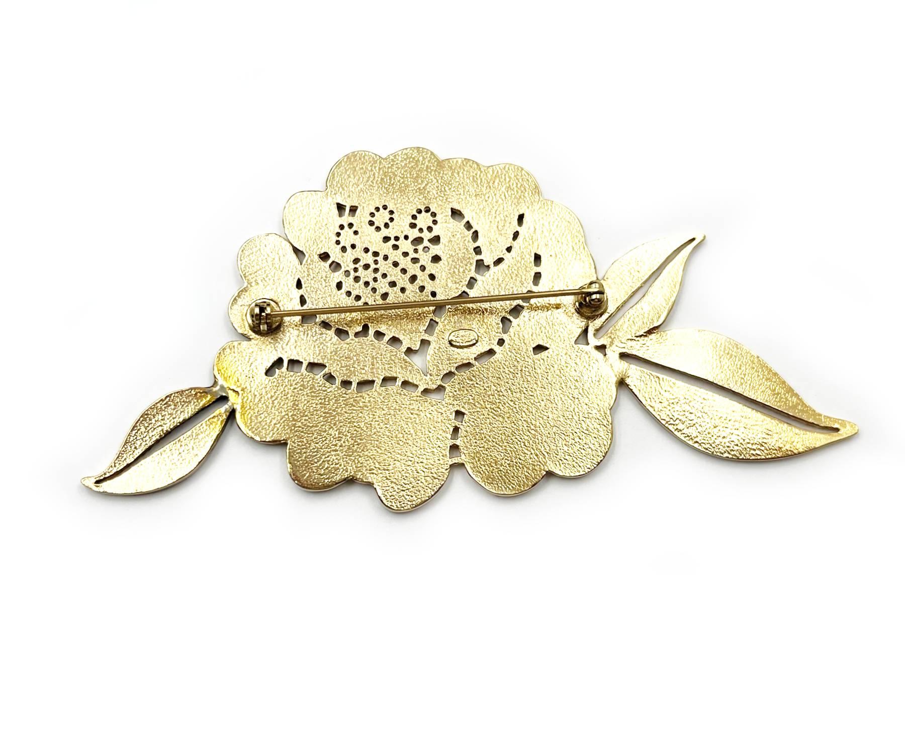 Chanel Gold Lace Flower CC Large Brooch In Excellent Condition For Sale In Pasadena, CA
