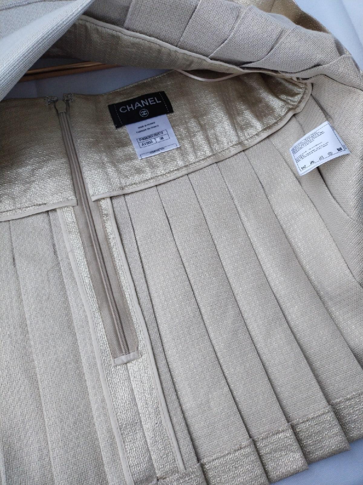 CHANEL Gold Lame Pleated Mini Skirt In Excellent Condition For Sale In Алматинский Почтамт, KZ