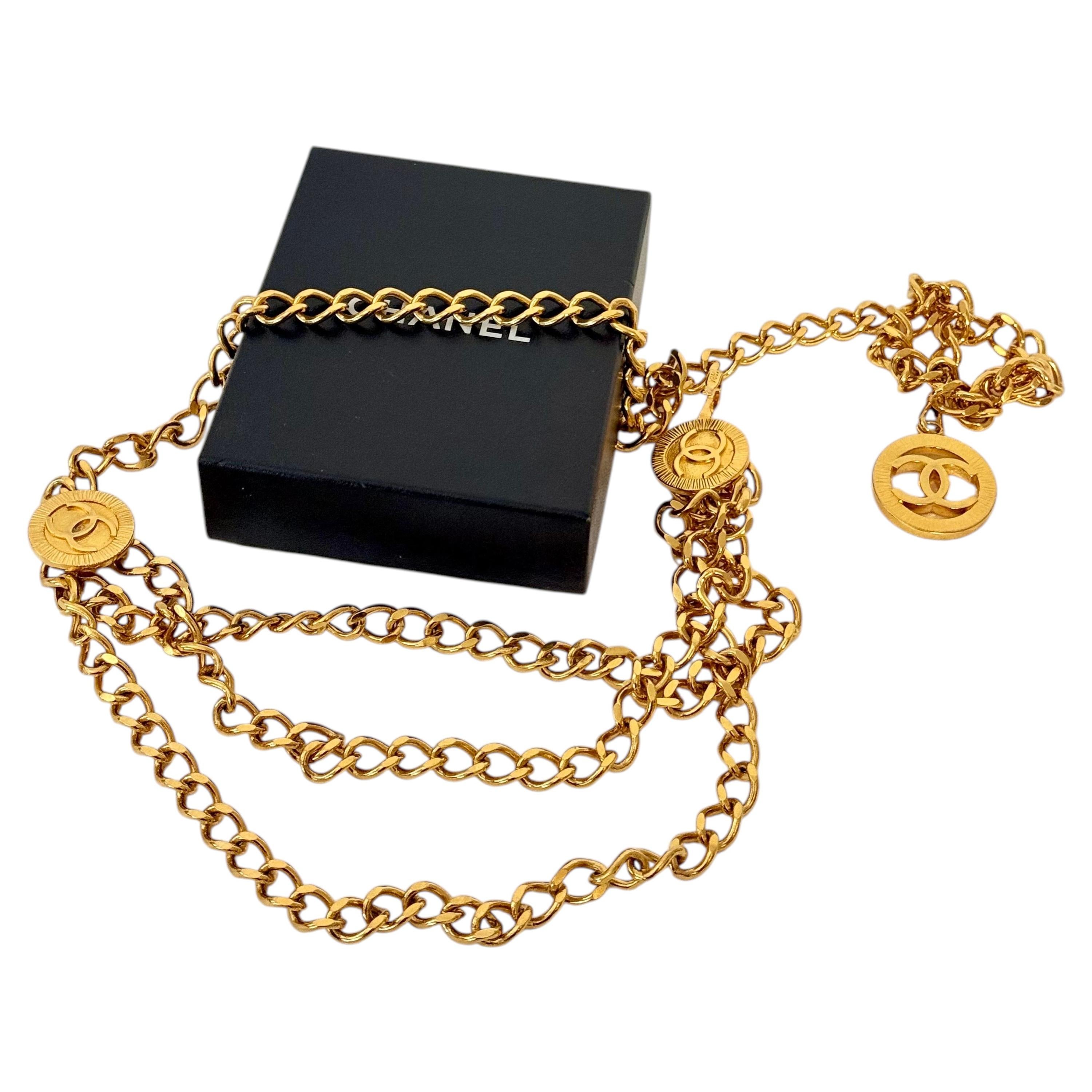 Chanel - Ceinture en chaîne dorée avec pendentifs en forme de cercle CC imbriqués
