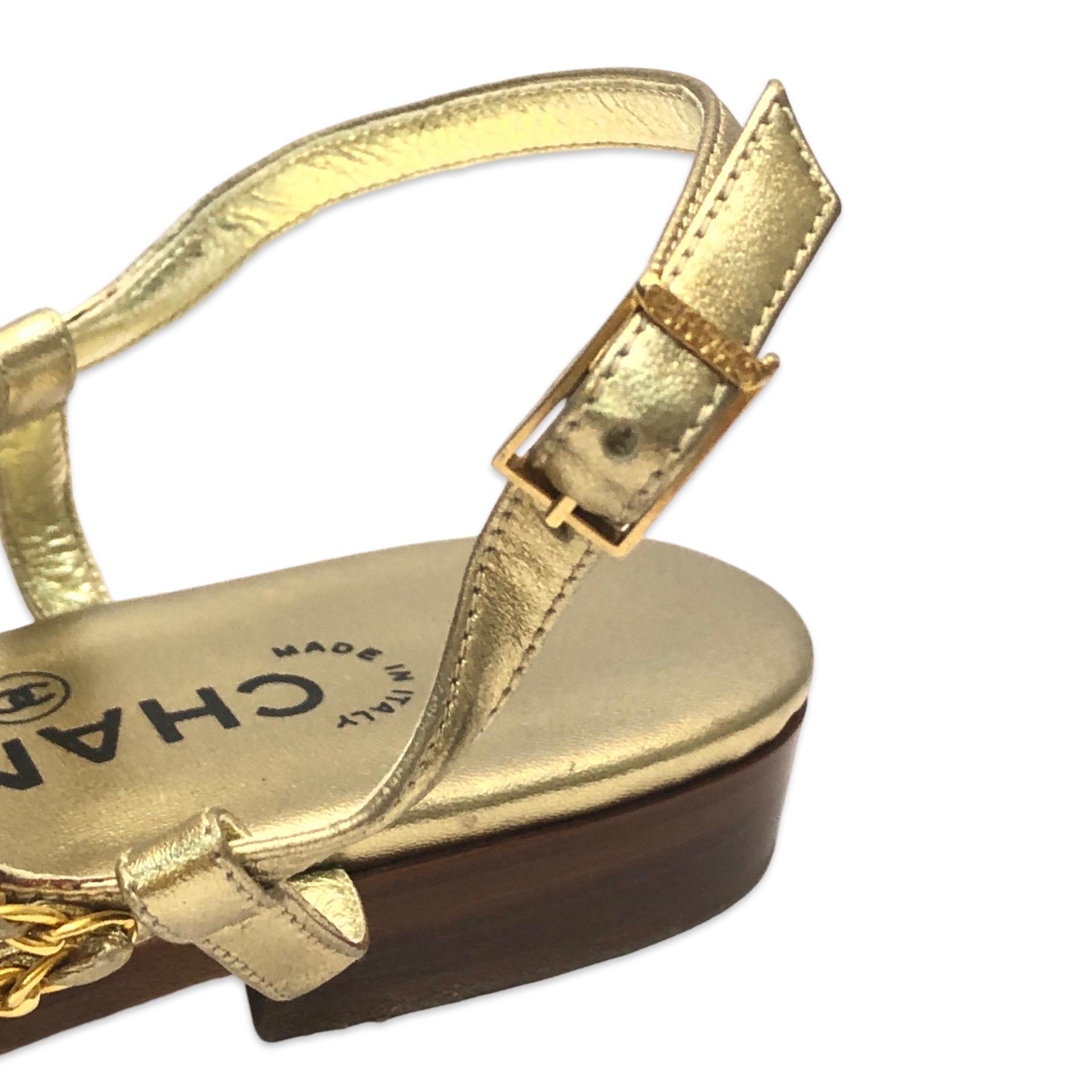 Chanel gold leather and gold hardware chain slingback flats sandals In Good Condition For Sale In Sheung Wan, HK