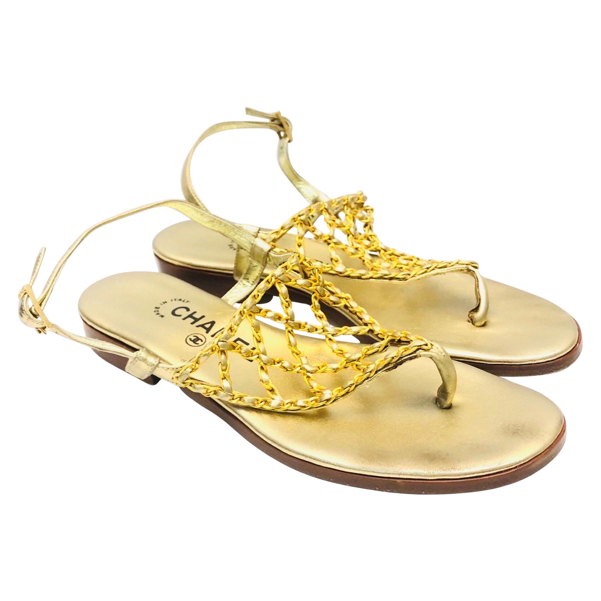 Sandali Chanel con catena e pelle oro e hardware oro in vendita
