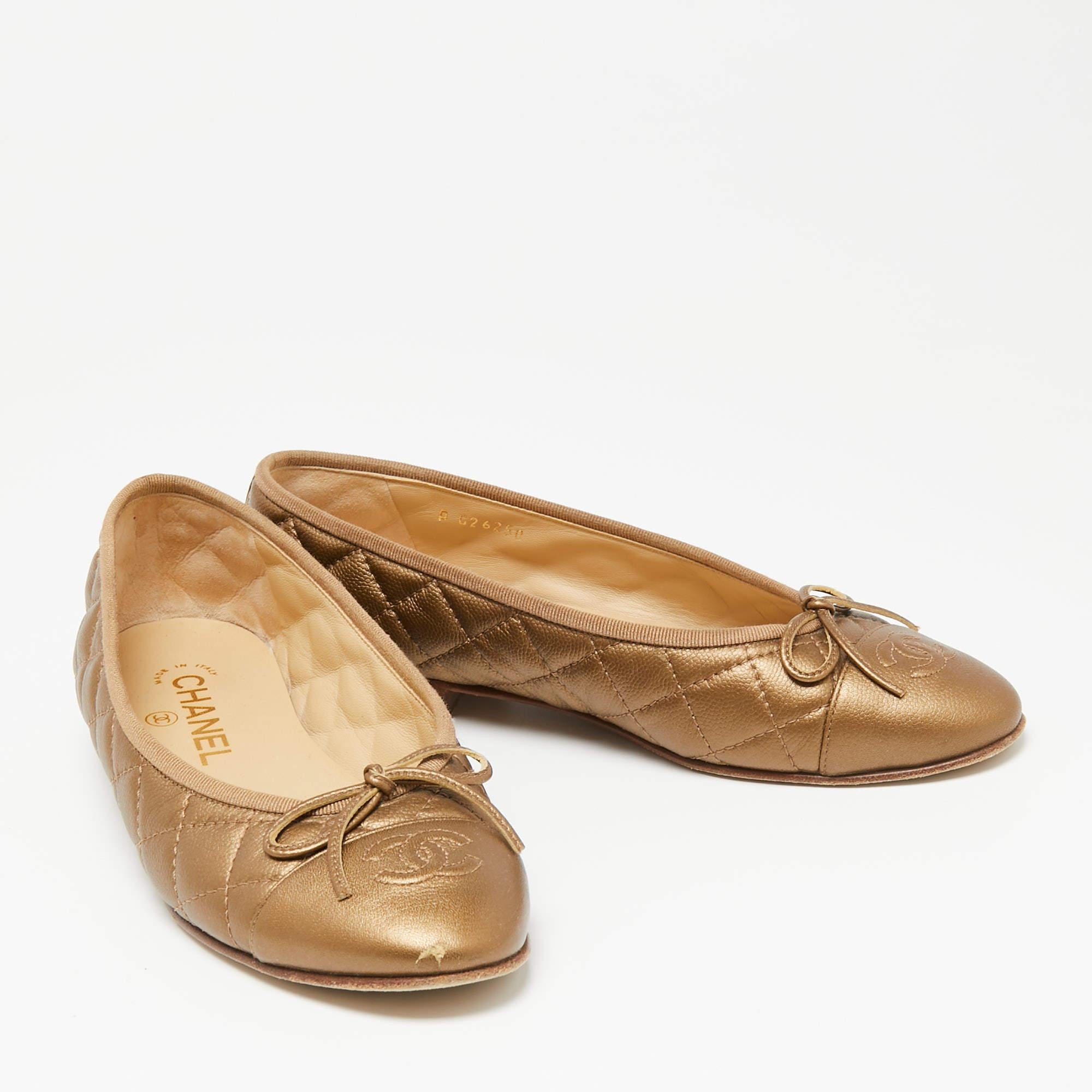 A common sight in the closets of fashionistas is a pair of Chanel ballet flats. They are perfect to wear on busy days and just stylish enough to assist one's style. These are crafted from quilted leather and feature little bows and the CC logo on