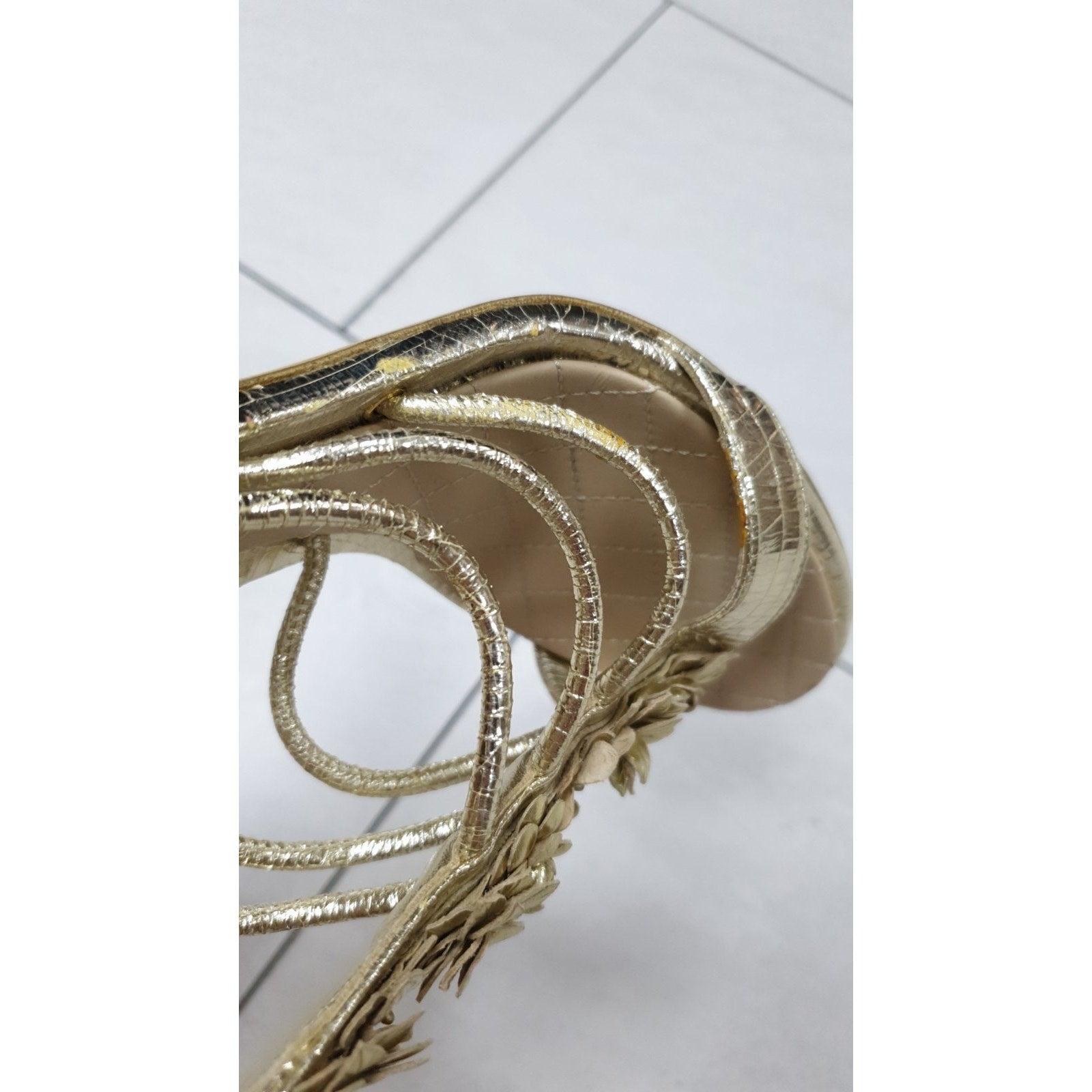 Chanel Sandalias con correa al tobillo Camelia de piel dorada - Talla 40 en venta 5