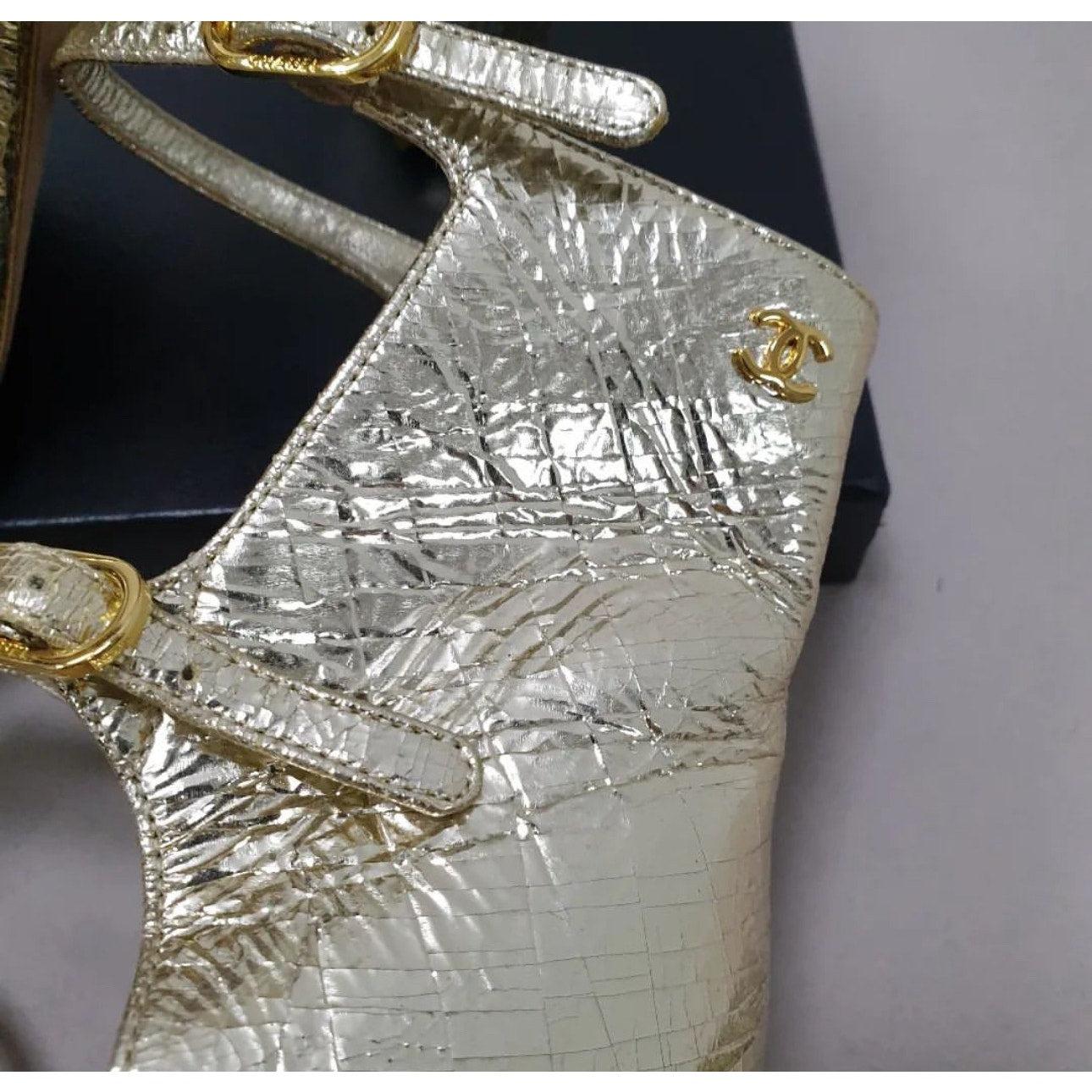 Chanel Sandalias con correa al tobillo Camelia de piel dorada - Talla 40 en Bueno estado para la venta en Krakow, PL