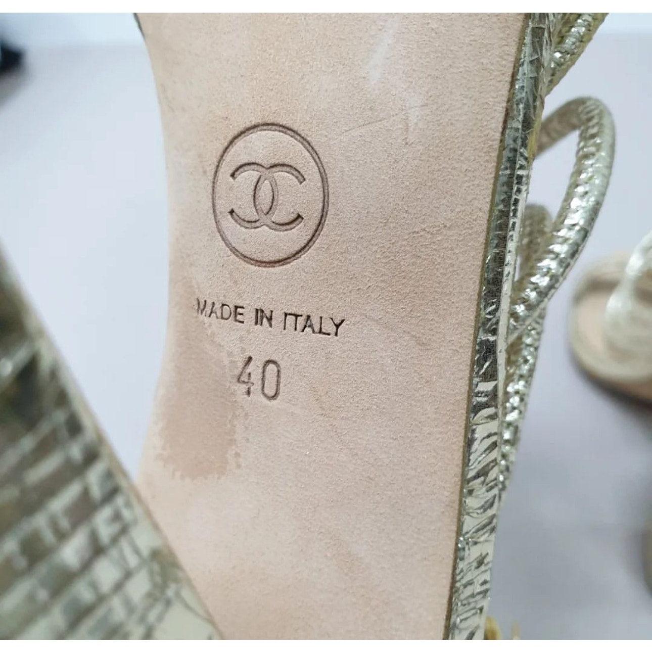 Chanel Sandalias con correa al tobillo Camelia de piel dorada - Talla 40 en venta 2