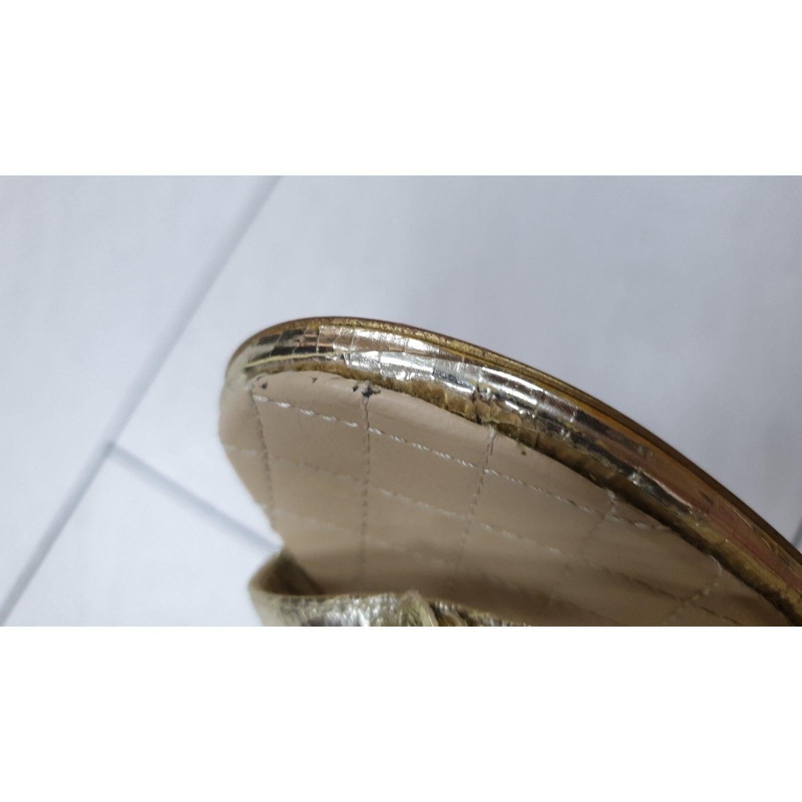 Chanel Sandalias con correa al tobillo Camelia de piel dorada - Talla 40 en venta 3