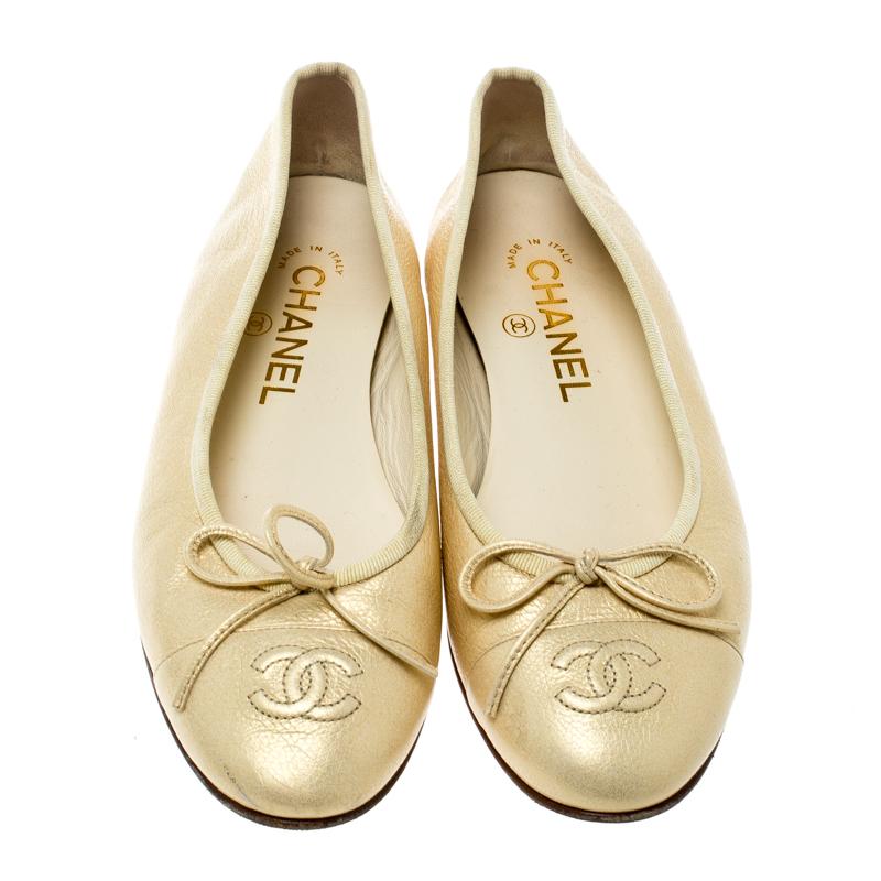 Classy and elegant, this pair of Chanel ballet flats will complete any look. Crafted in smooth gold leather, they feature the CC stitch on the cap toes with dainty leather bows adorning the vamps. Lined with leather and perfected with a gleaming