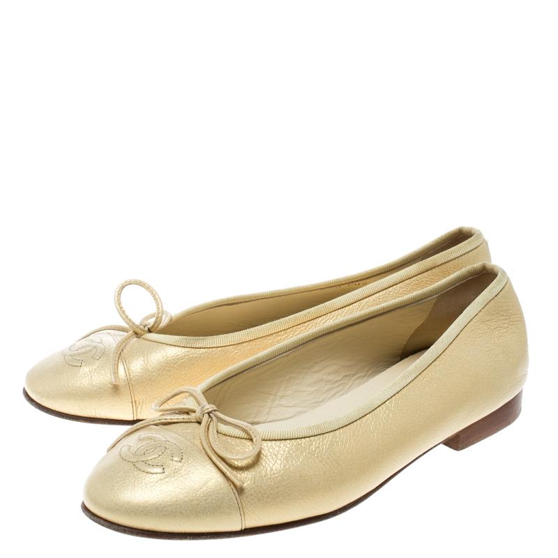 Chanel Gold Leather CC Bow Ballet Flats Size 36 In Good Condition In Dubai, Al Qouz 2