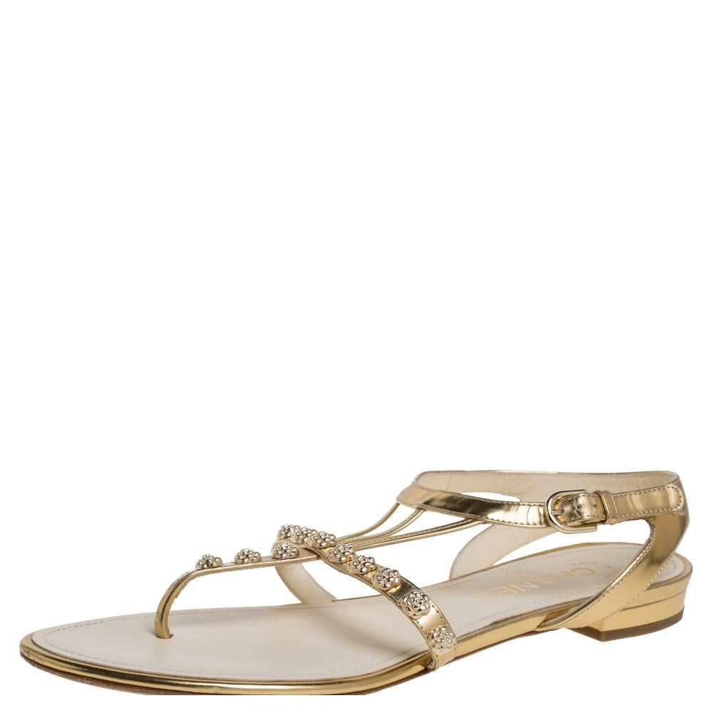 Chanel Gold Leather CC Camellia Thong Sandals Size 39.5 In Good Condition In Dubai, Al Qouz 2