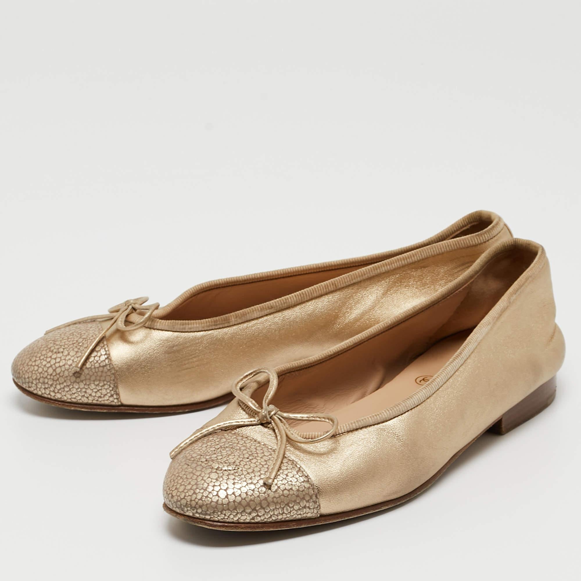 Complete your look by adding these designer ballet flats to your collection of everyday footwear. They are crafted skilfully to grant the perfect fit and style.