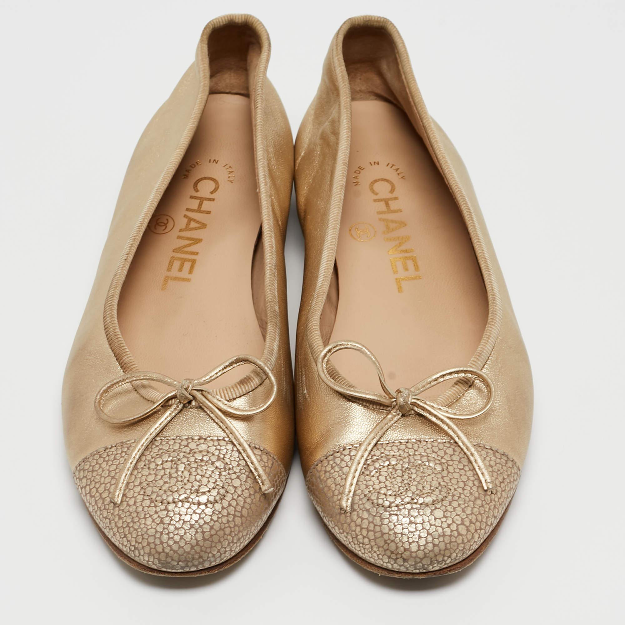 Chanel Gold Leather CC Cap Toe Bow Ballet Flats Size 34.5 In Fair Condition In Dubai, Al Qouz 2