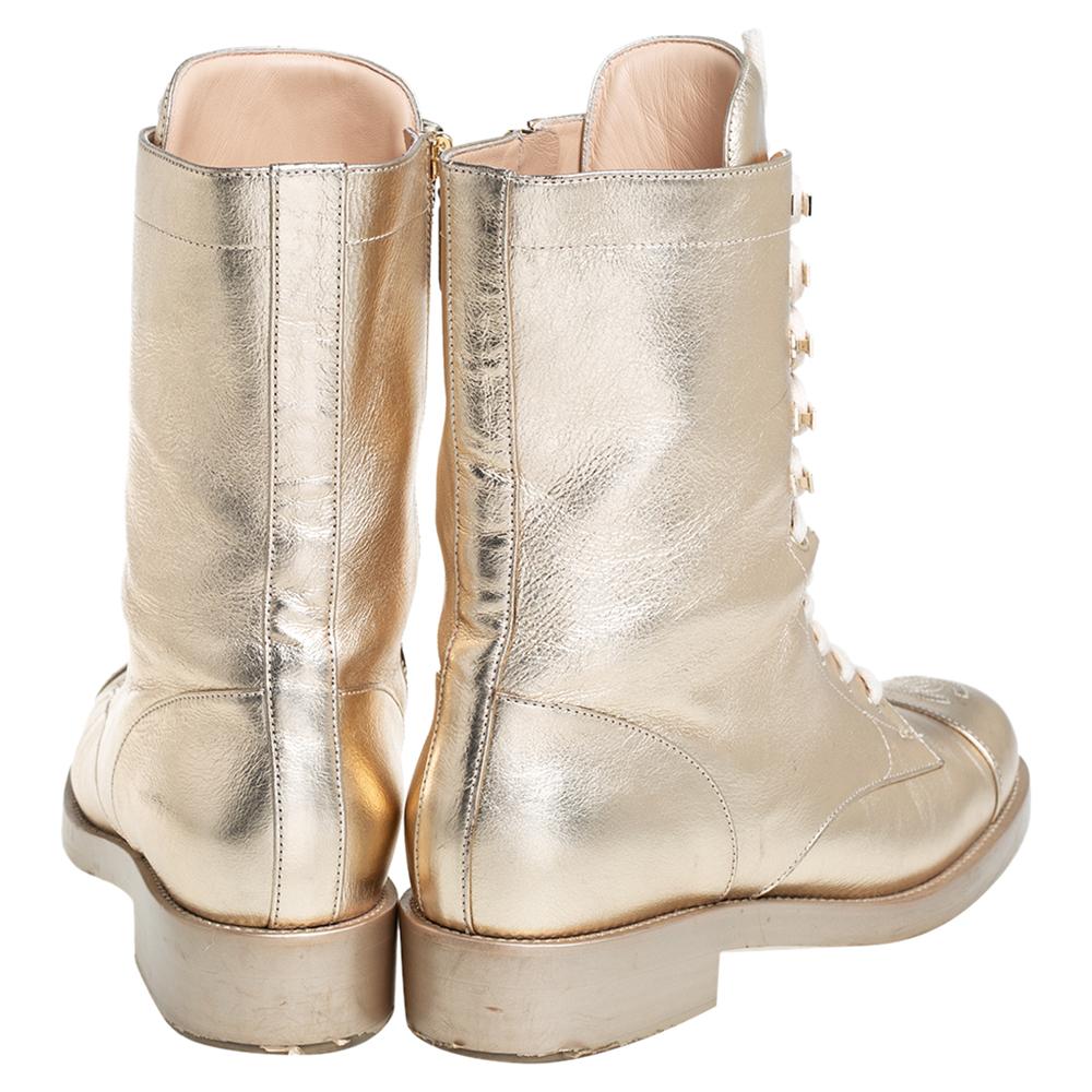 Chanel Gold Leder CC Schnürstiefel Größe 41 im Zustand „Gut“ in Dubai, Al Qouz 2