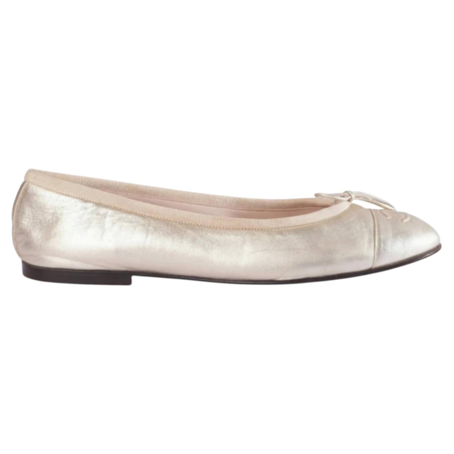 Ballerines Chanel en cuir doré avec logo CC - Années 2000