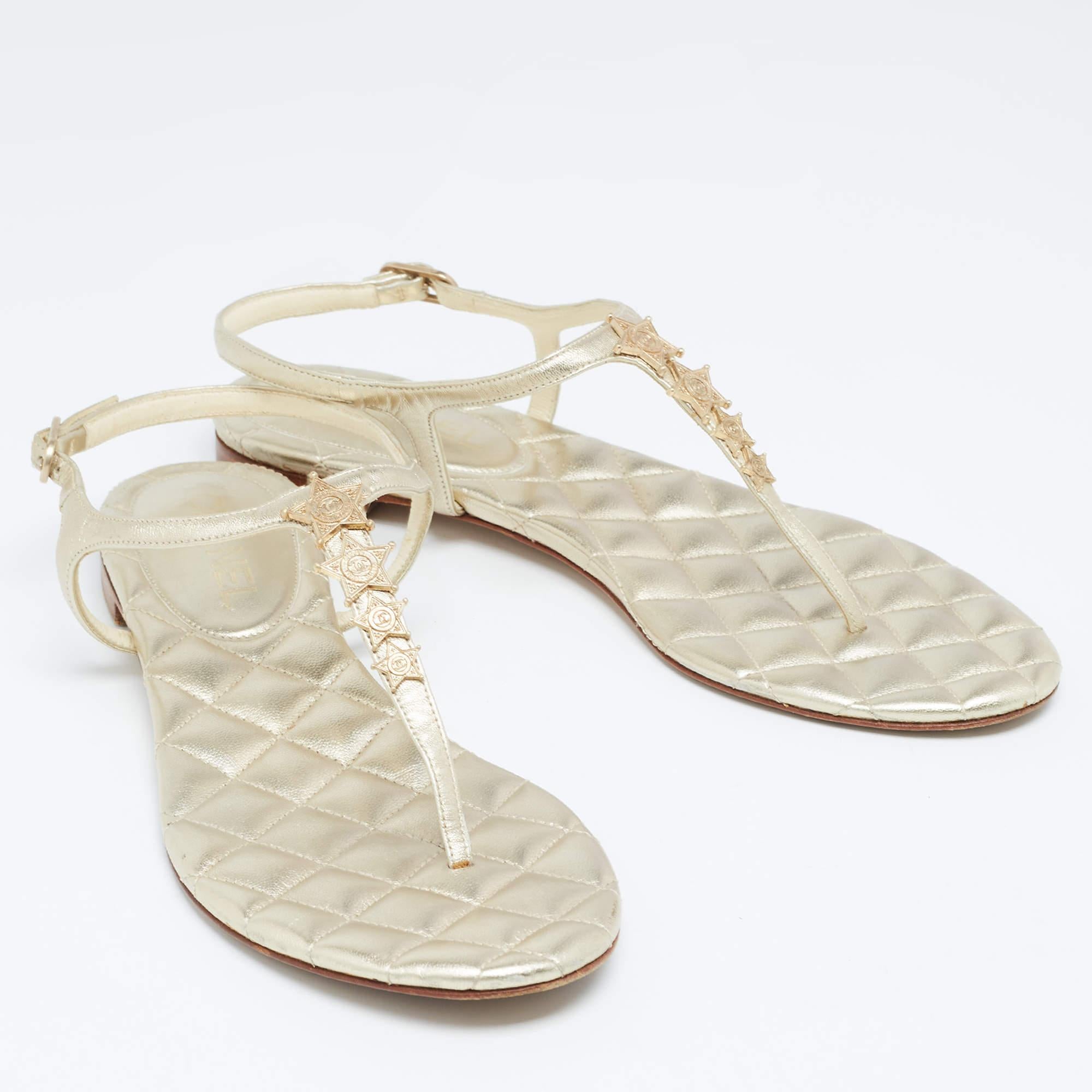 Chanel Gold Leather CC Star Embellished Thong Flat Sandals Size 40 In Good Condition In Dubai, Al Qouz 2
