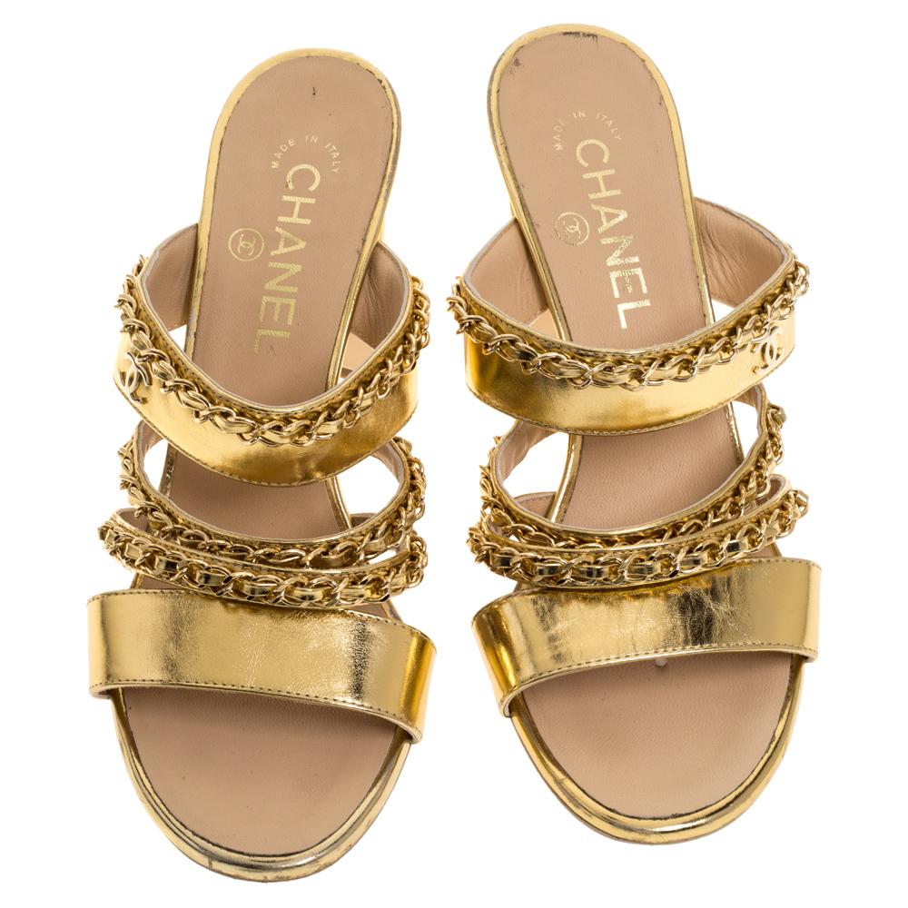 Chanel Gold Leather Chain Link Sandals Size 38 In Good Condition In Dubai, Al Qouz 2