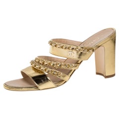 Chanel Goldfarbene Leder-Sandalen mit Kettengliedern Größe 38