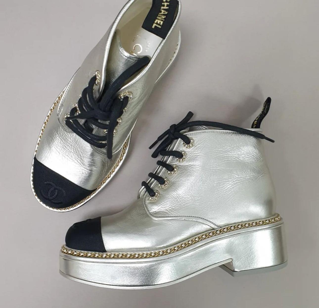 Chanel Gold Leather Chain Pointed Toe Lace Up Ankle Boots In Good Condition In Krakow, PL