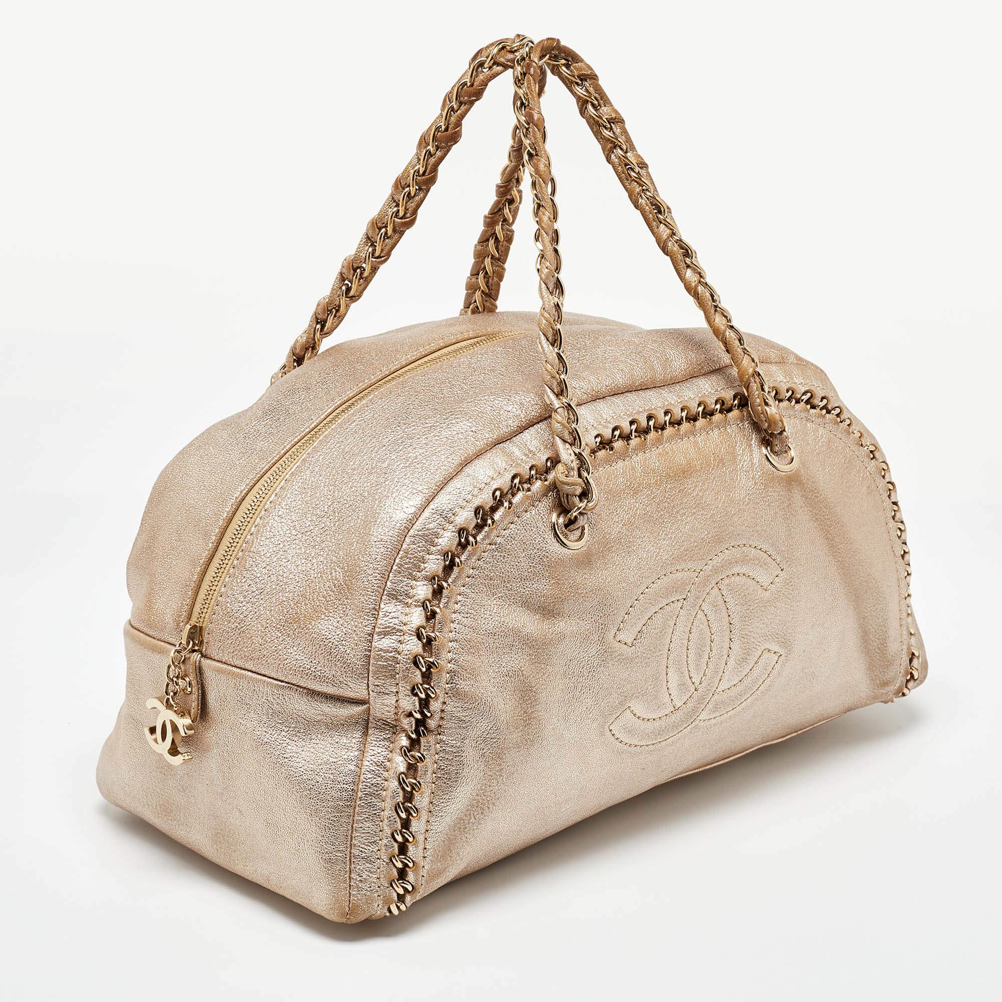Chanel Bolso bombín Luxe Ligne grande de piel dorada Oro en venta