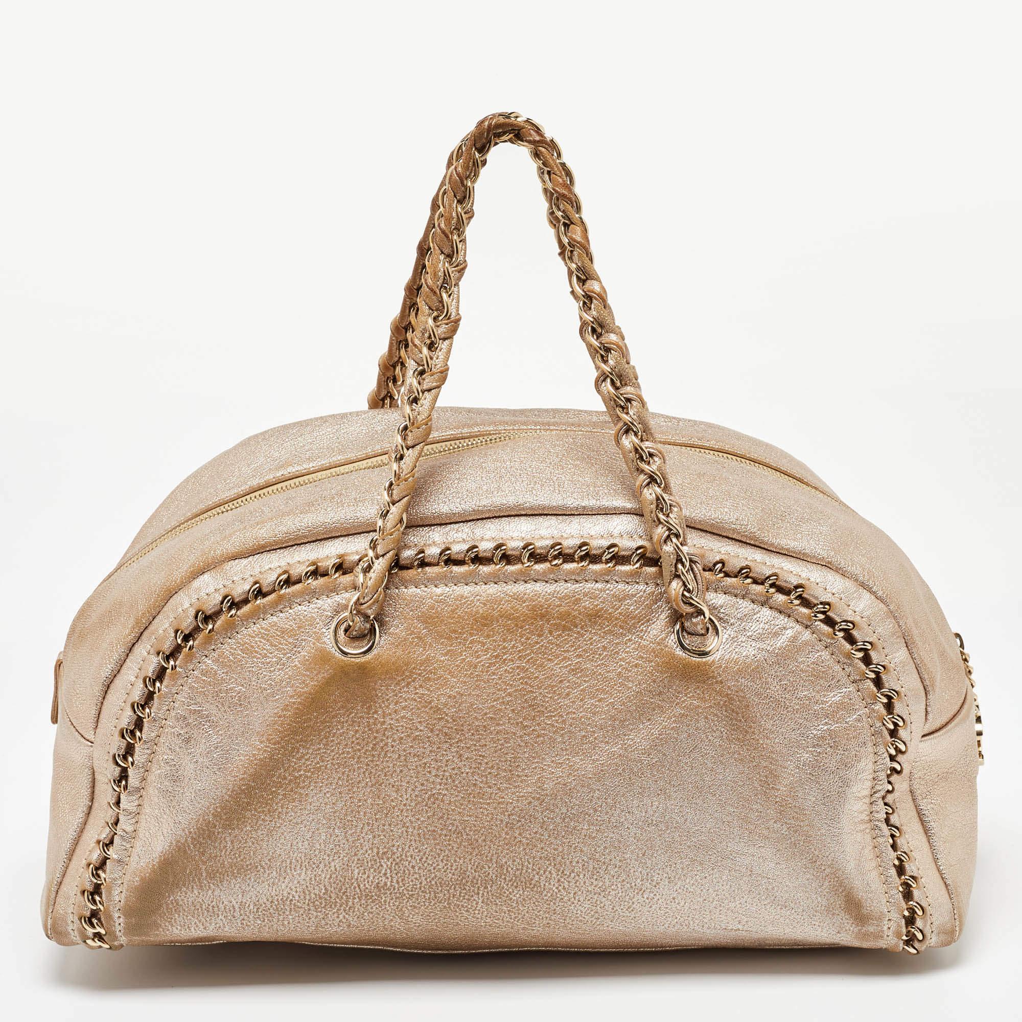 Chanel Bolso bombín Luxe Ligne grande de piel dorada en Bastante bueno estado para la venta en Dubai, Al Qouz 2