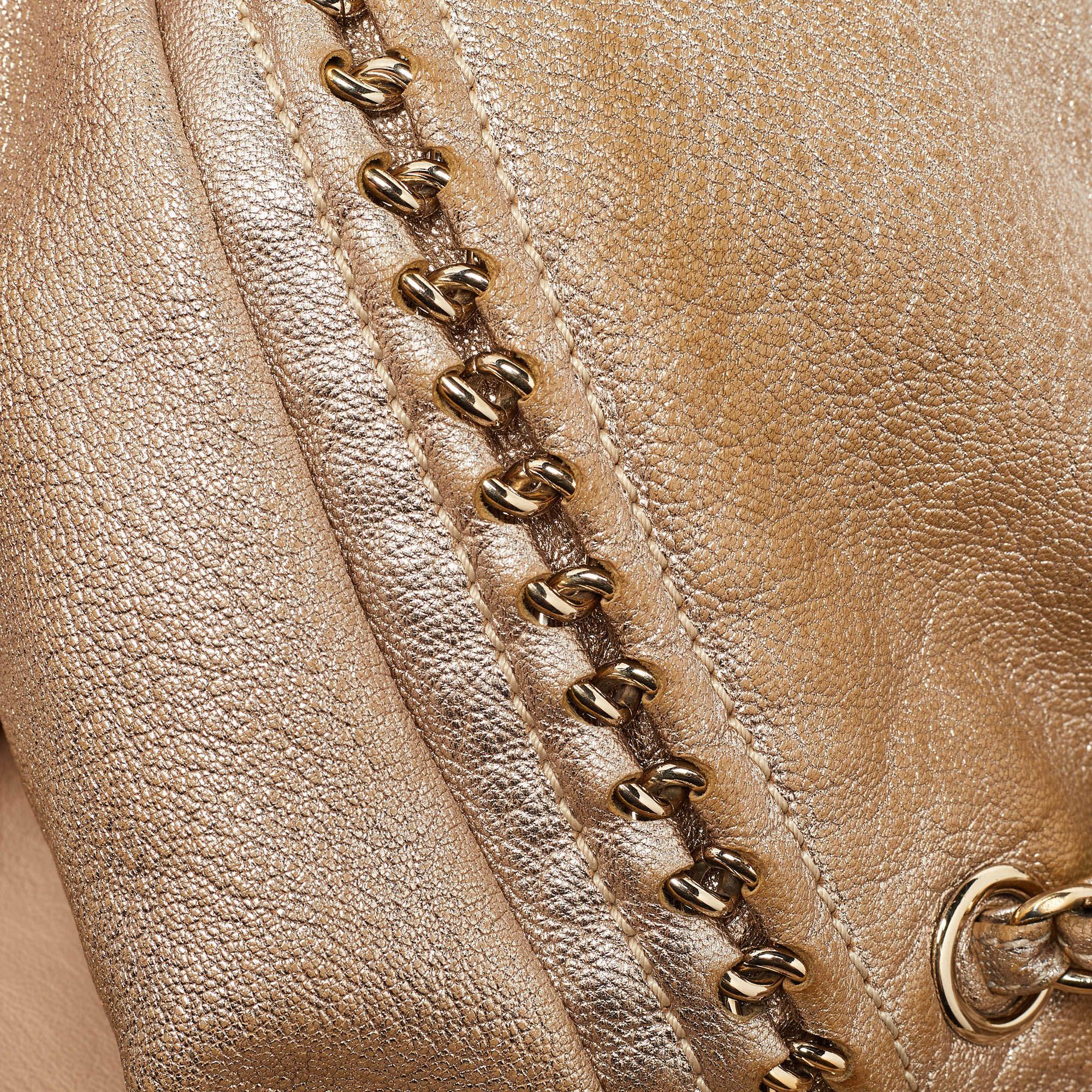 Chanel Bolso bombín Luxe Ligne grande de piel dorada en venta 2