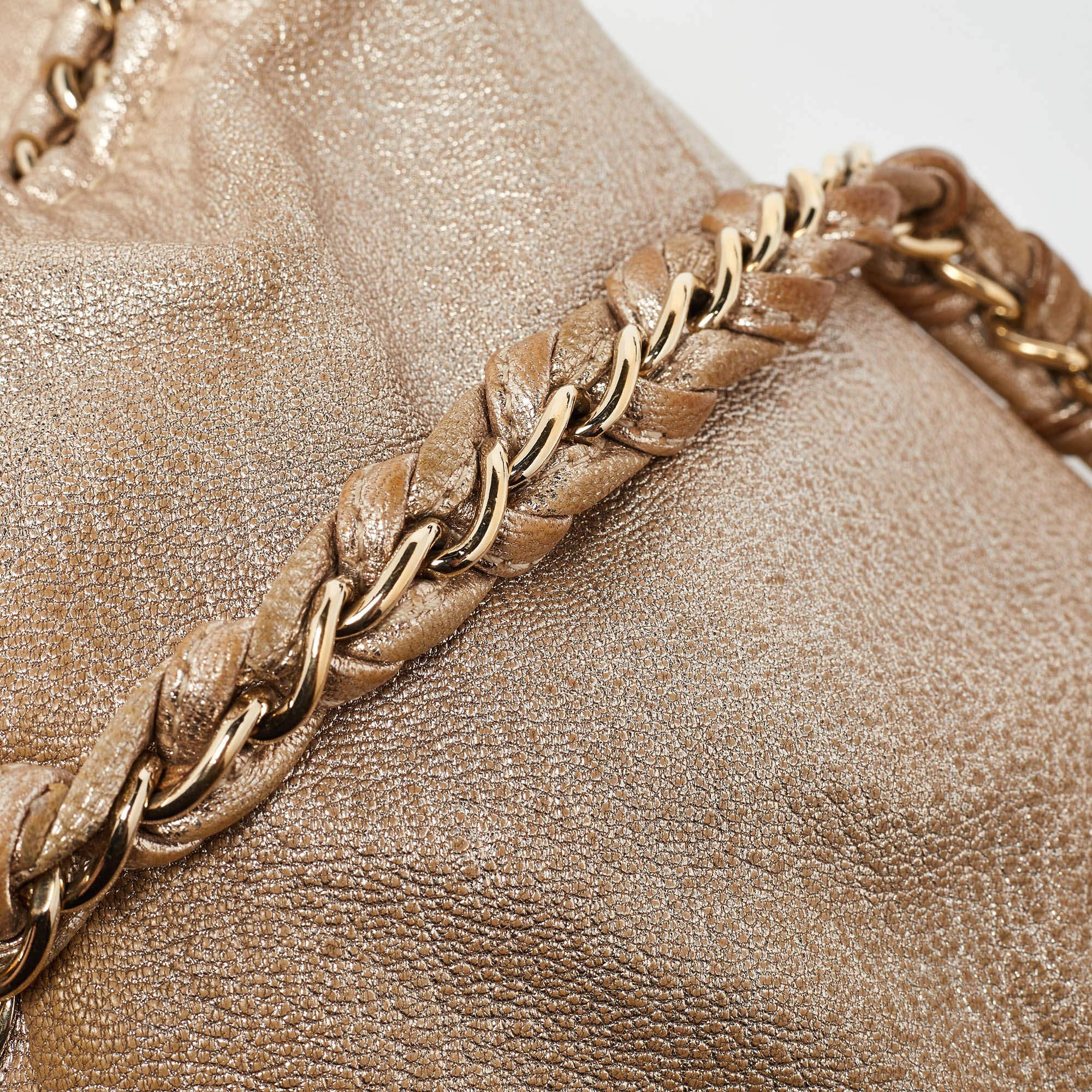 Chanel Bolso bombín Luxe Ligne grande de piel dorada en venta 3