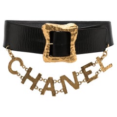 Ceinture Chanel en cuir doré avec logo 