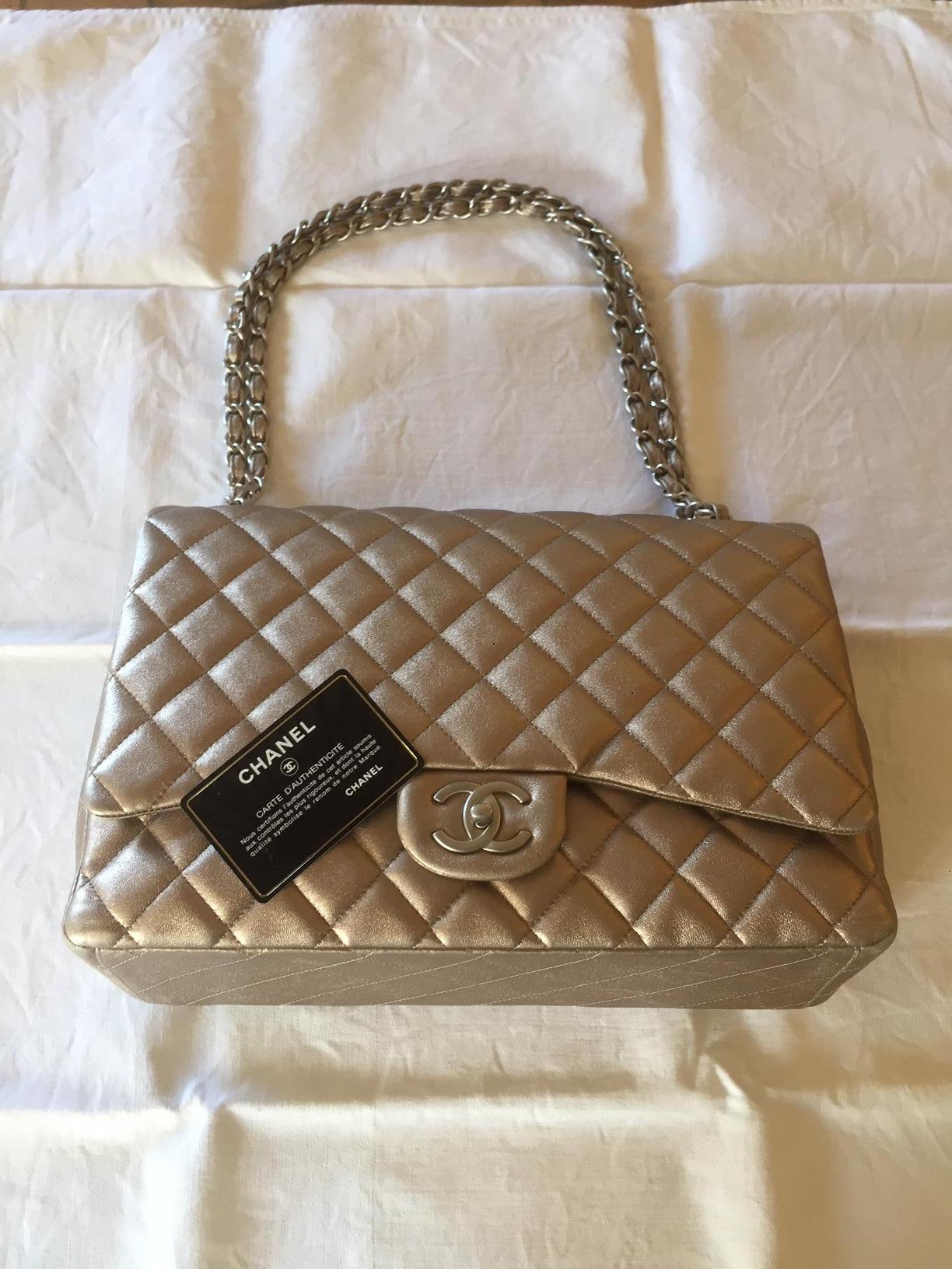 Beautiful Chanel gold leather maxi handbag Timeless collection, Jumbo model.
Never been used, with authenticity card. Iconic chain. Interlaced leather golden finish.
Large pocket at the back. Large capacity. Grained calf.
Iconic classic handbag.