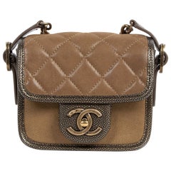 Chanel Paris-Bombay Mini Crossbody Ba en cuir doré pour la rentrée des classes