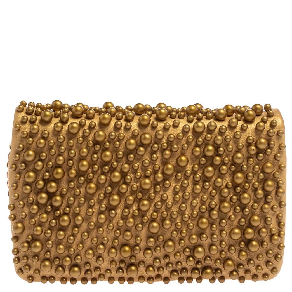 We are in absolute awe of this wallet from Chanel's Spring Summer 2019 collection as it is appealing and simply amazing. This stylish wallet is undoubtedly a fashionista's choice! Crafted from leather, this gold-hued wallet features matching pearl