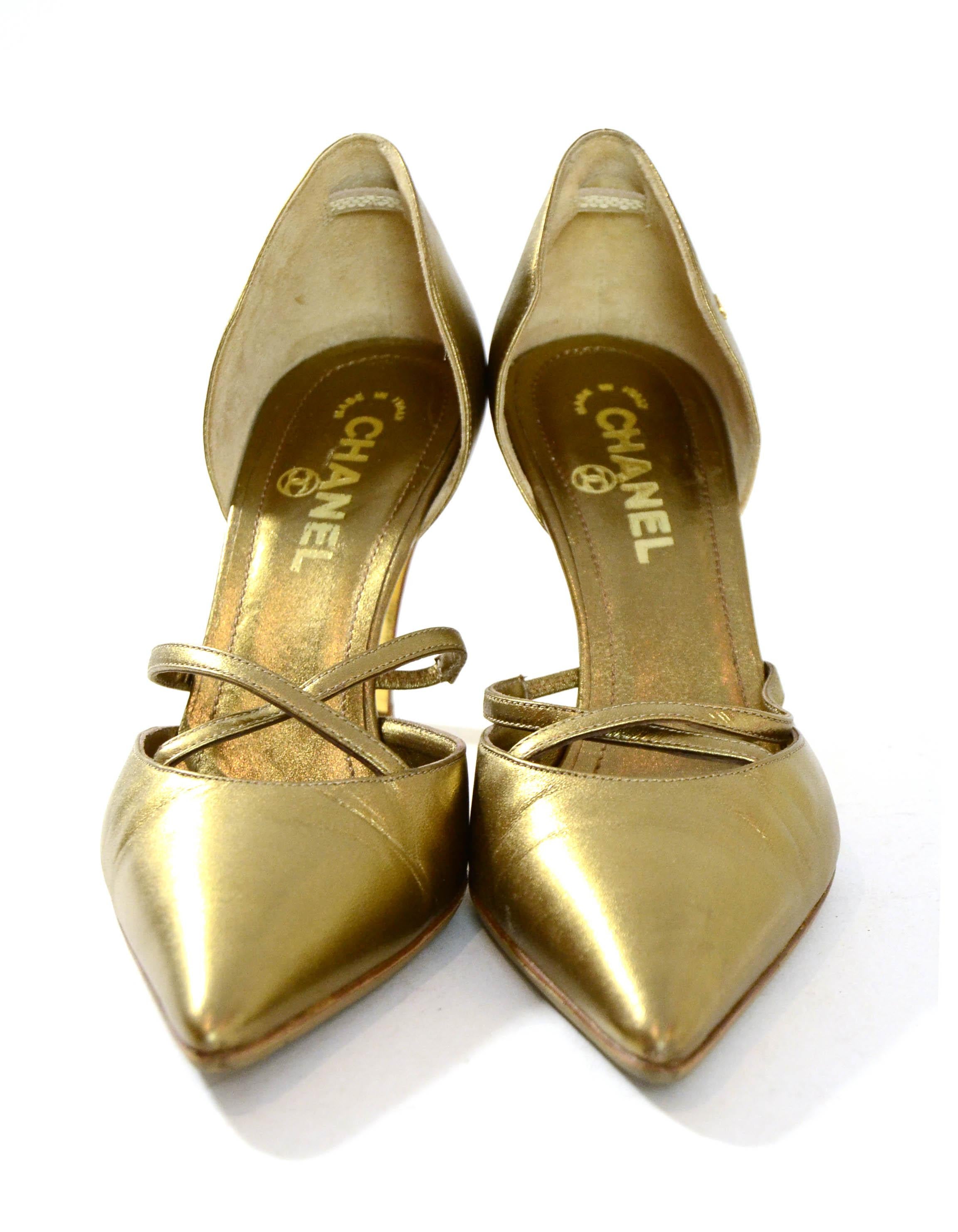 Chanel Gold Leather Pointy Toe Pumps

Made In: Italy
Color: Gold
Materials: Leather
Closure/Opening: Slip on
Overall Condition: Very - slight scuffing throughout

Marked Size: 37.5 
Heel Height: 3.5”