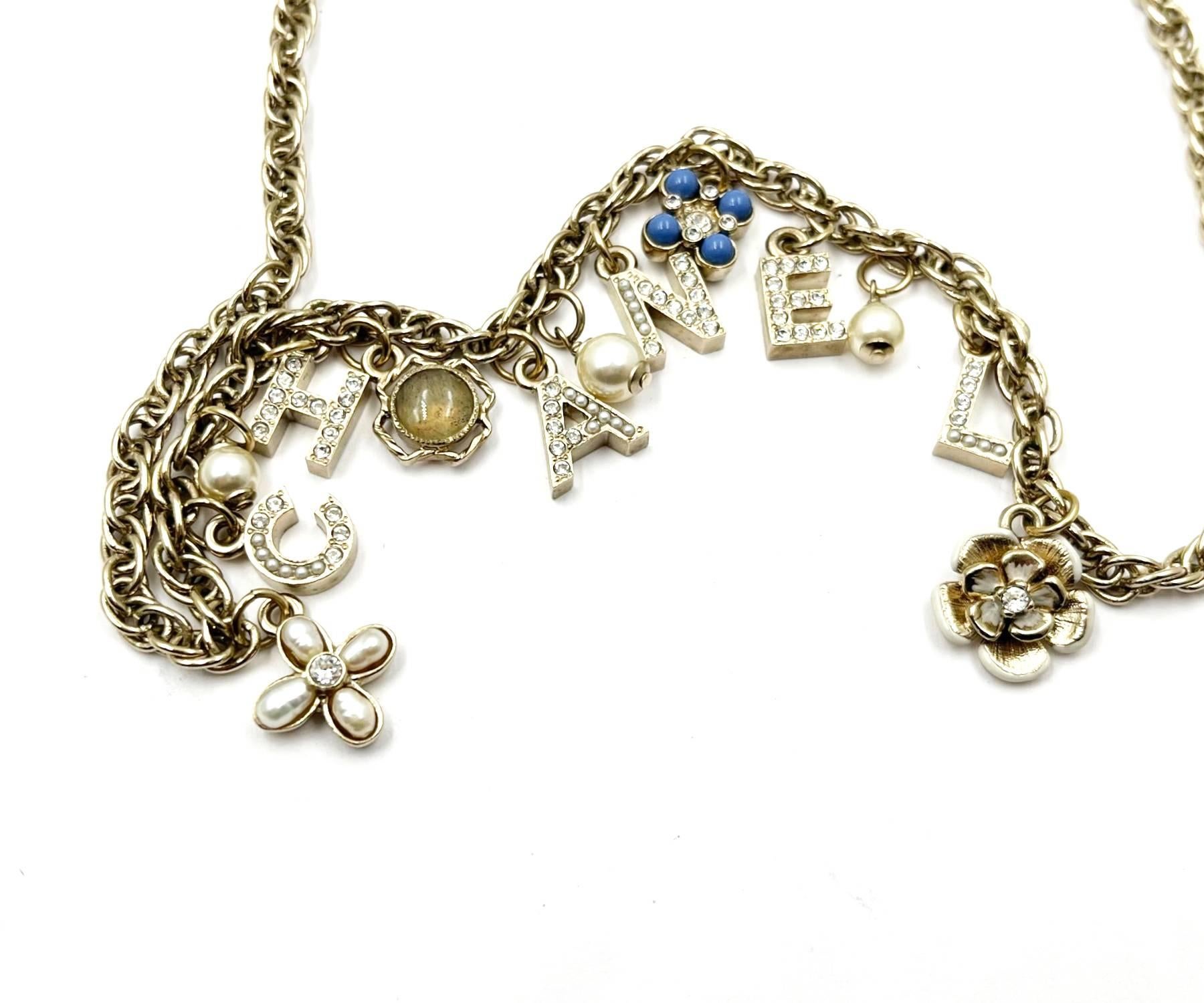 Chanel Gold Brief-Kristall-Blumen-Anhänger-Halskette  (Kunsthandwerker*in) im Angebot
