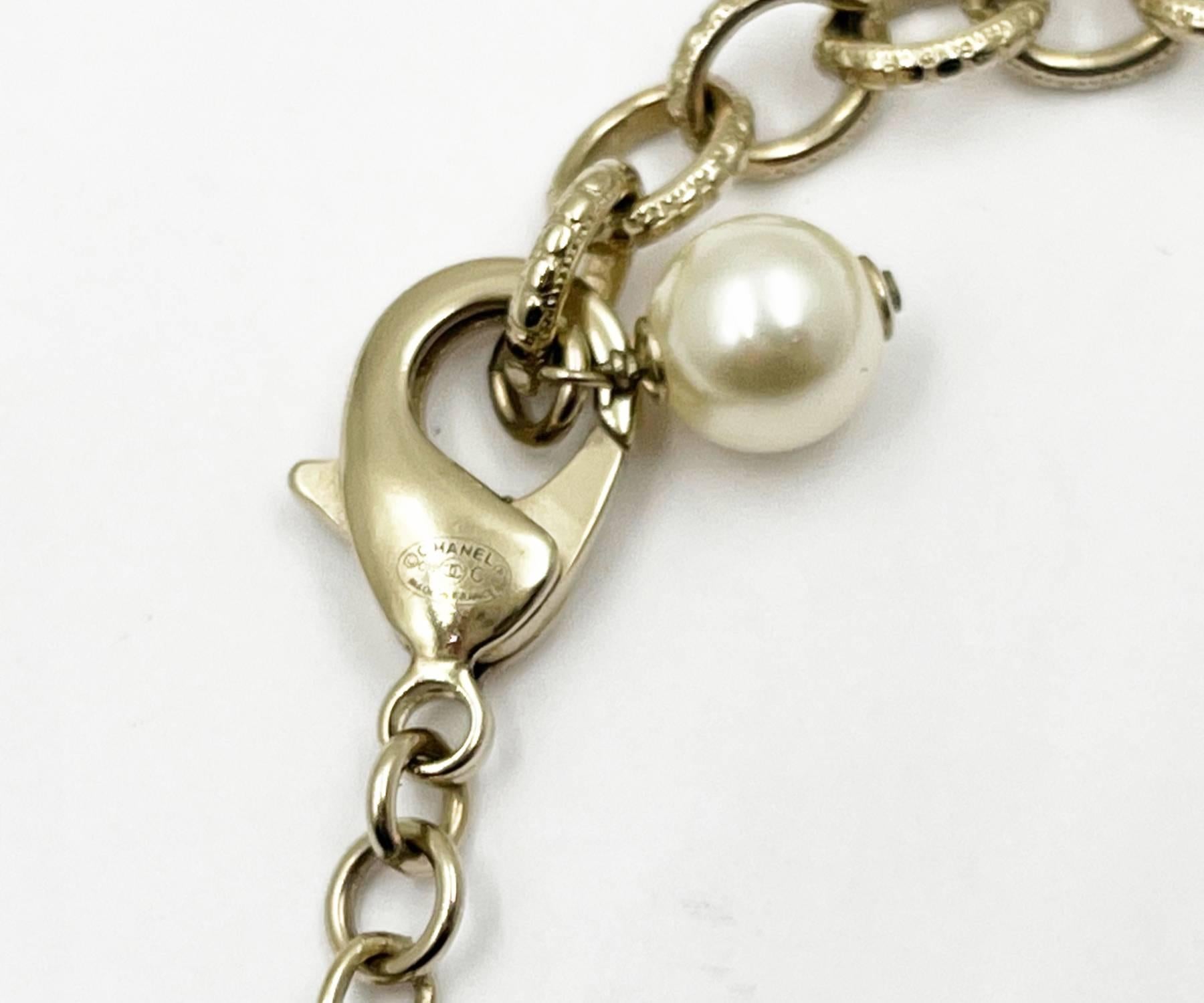 Chanel Gold Brief-Kristall-Blumen-Anhänger-Halskette  Damen im Angebot