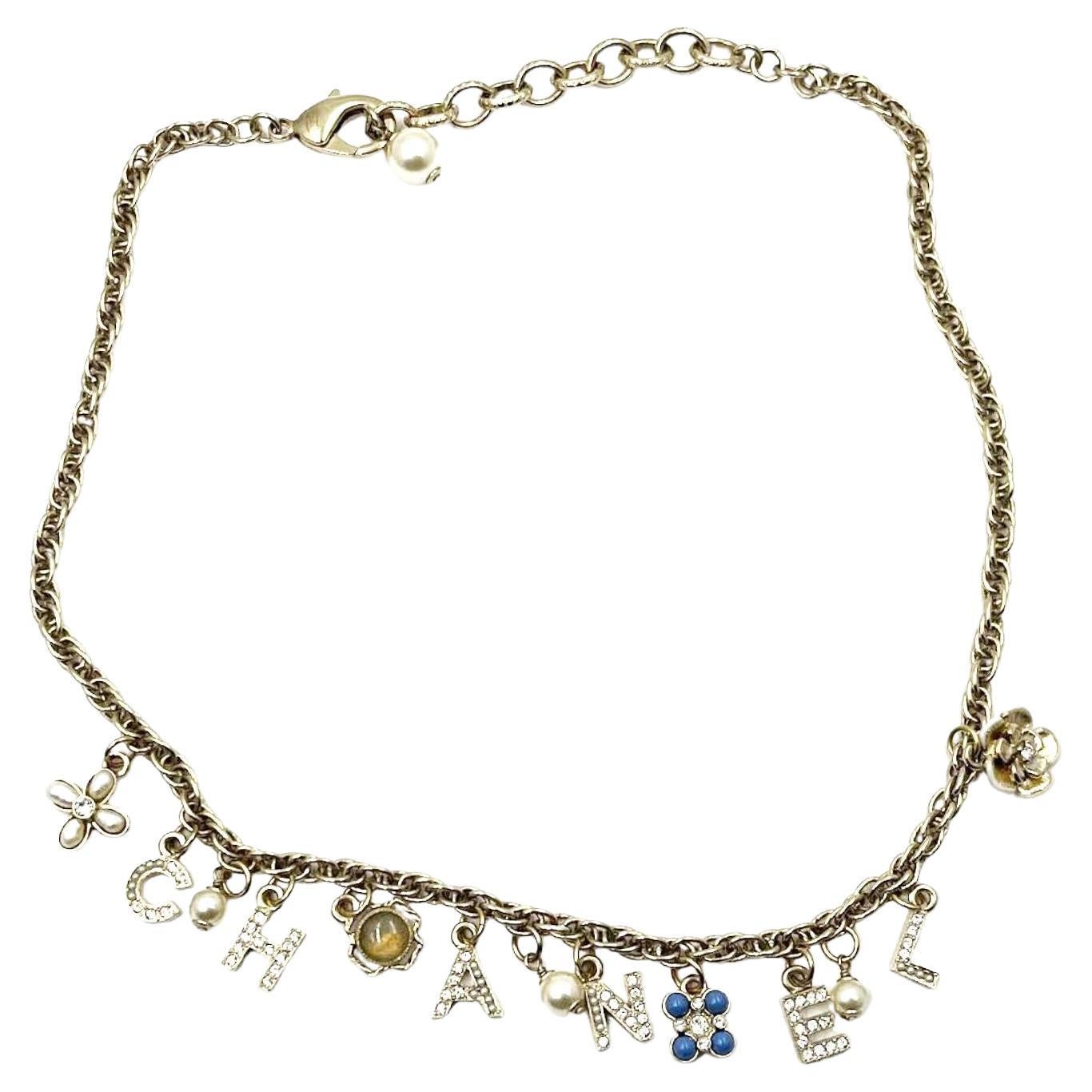 Chanel Gold Brief-Kristall-Blumen-Anhänger-Halskette  im Angebot
