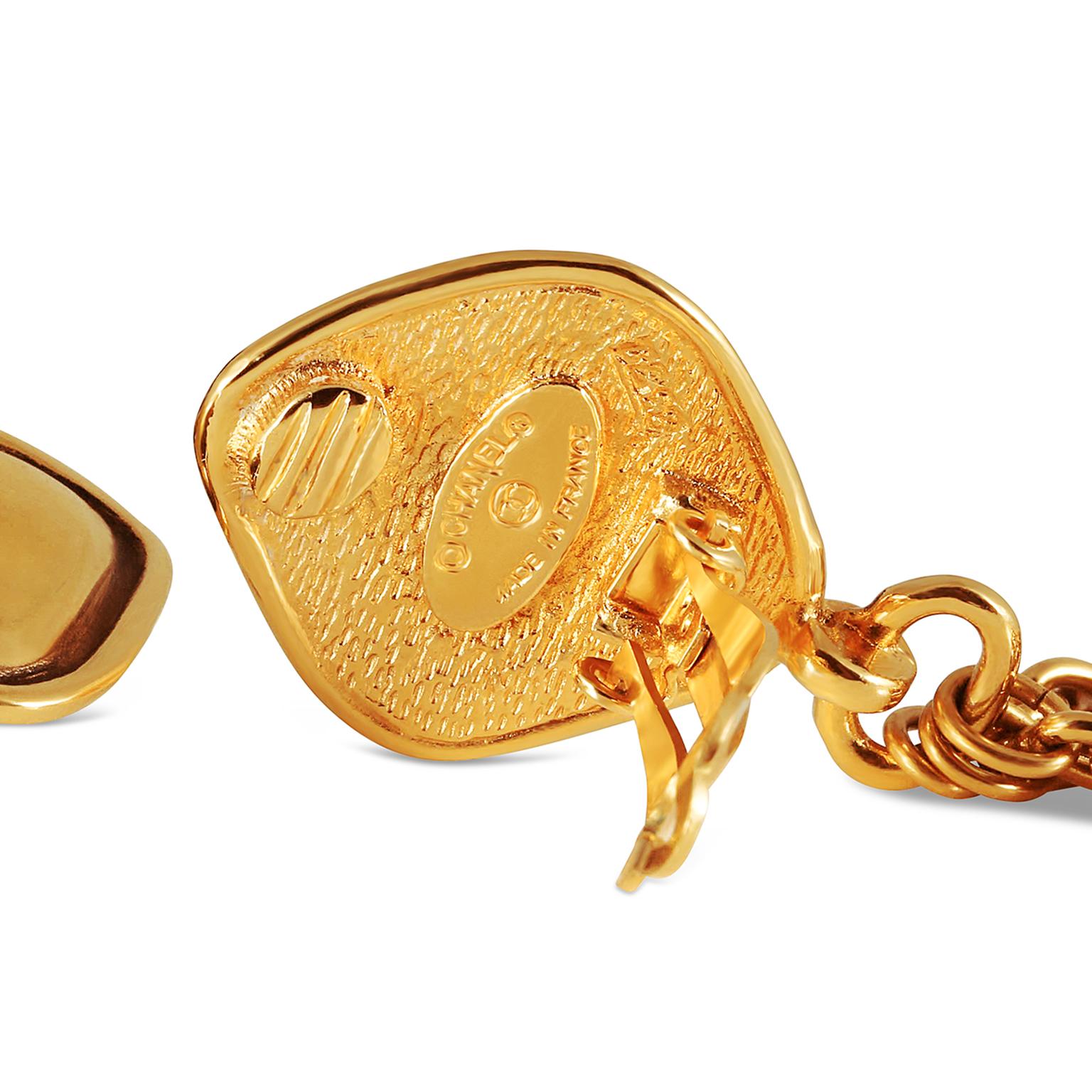 Chanel Gold Buchstaben-Fransen-Ohrringe im Zustand „Gut“ im Angebot in Palm Beach, FL