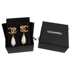 Chanel Gold Löwe CC Perlentropfen-Ohrringe