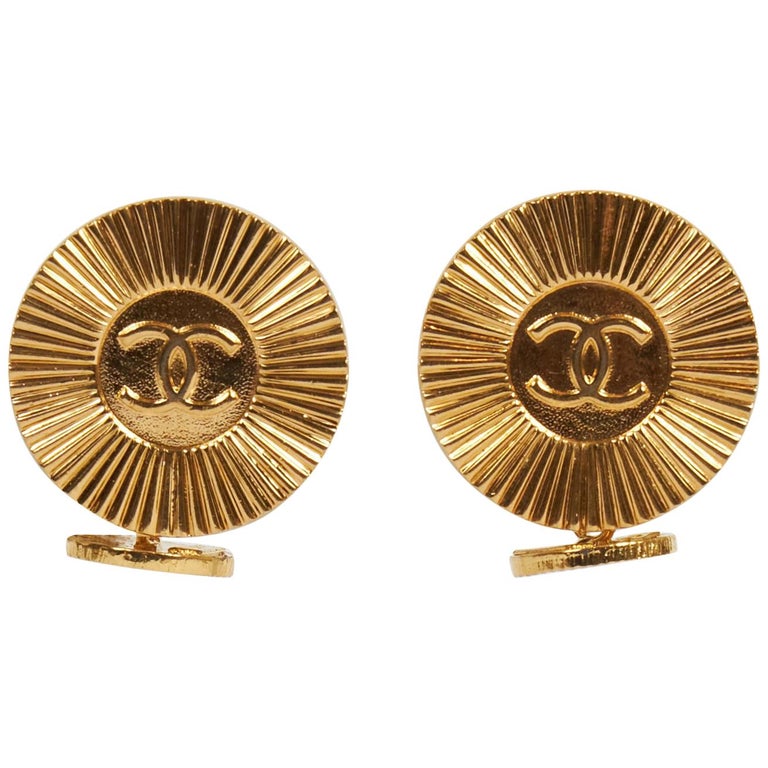 Chanel Boutons de manchette à logo en or des années 80 En vente sur 1stDibs