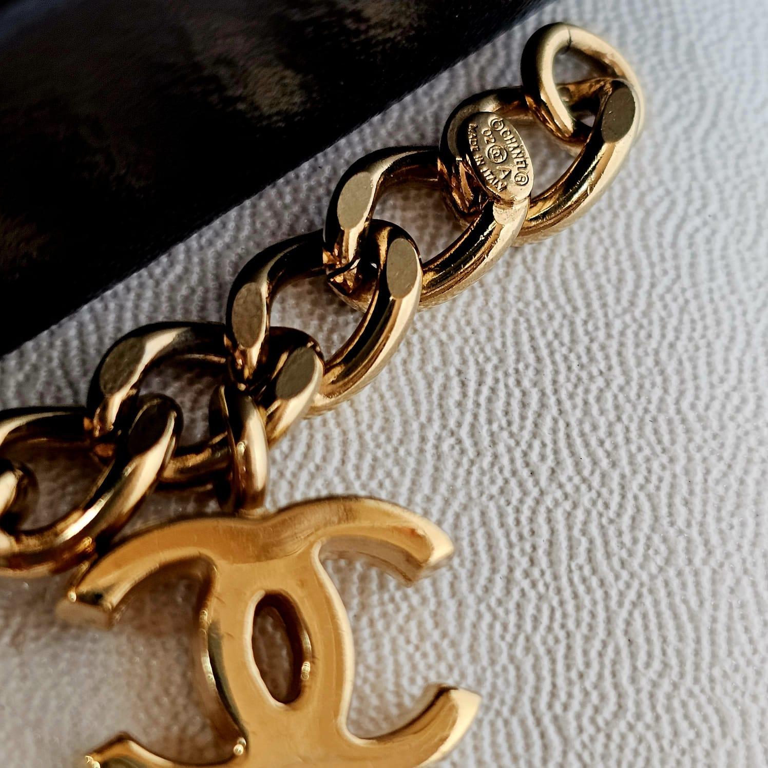 Rare bracelet à breloques avec logo Chanel en excellent état. Un bijou à la fois ludique et élégant. Livré avec sa boîte. 